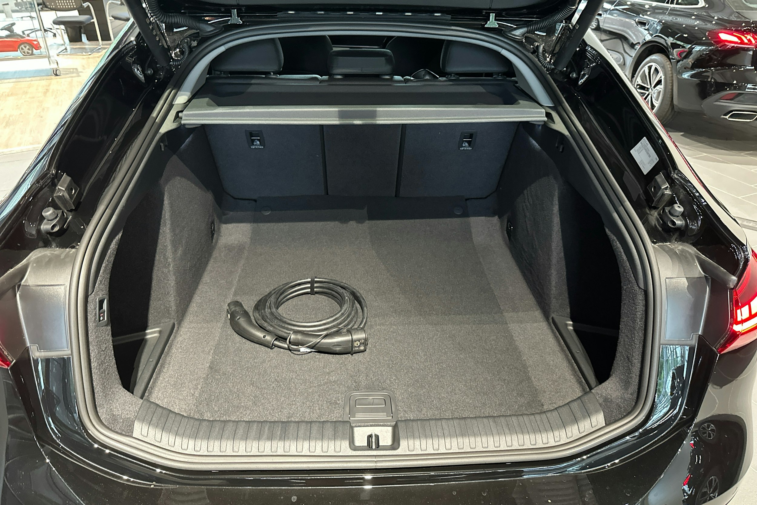 met. musta Audi A6 e-tron 2025 kuva 34.