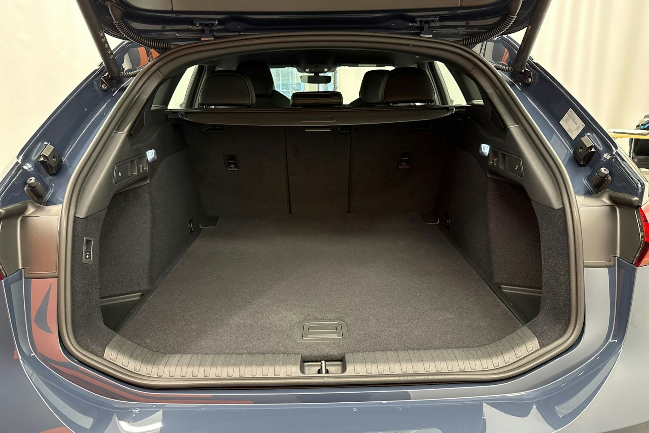 plasma sininen Audi A6 e-tron 2025 kuva 11.