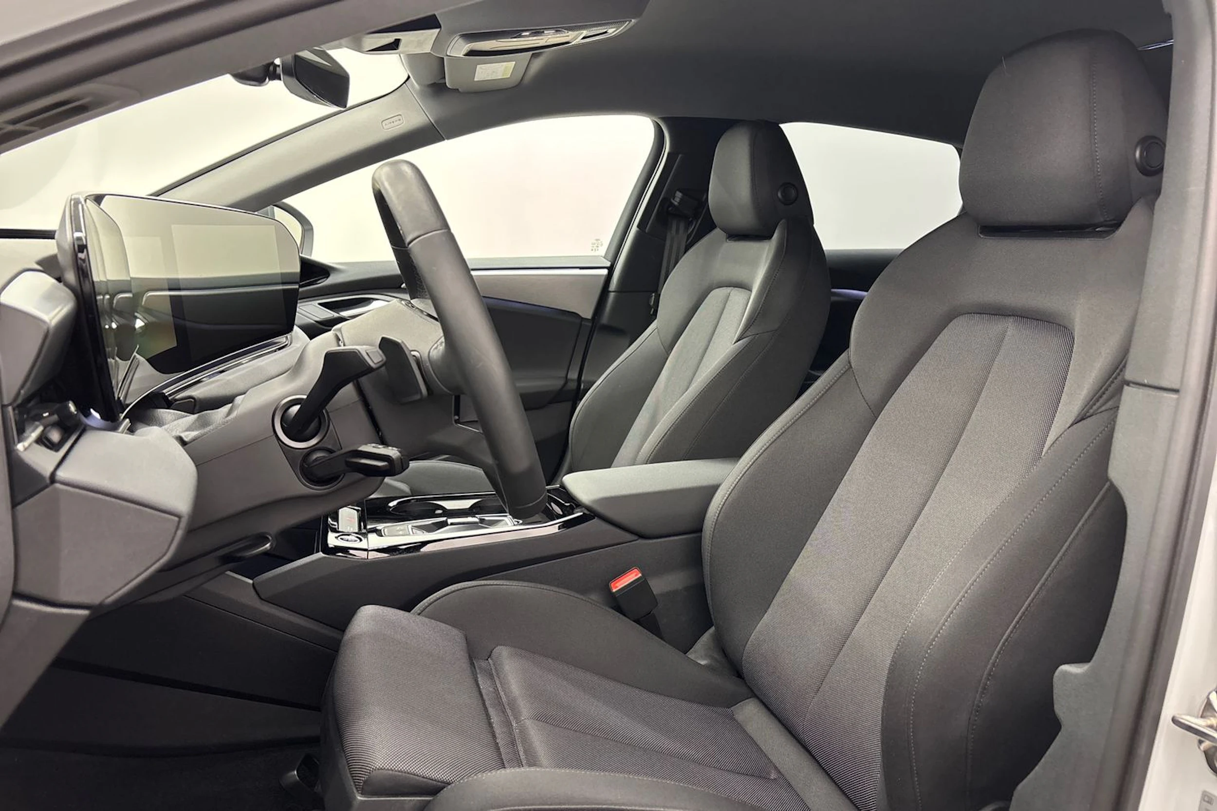 valkoinen Audi A6 e-tron 2025 kuva 15.
