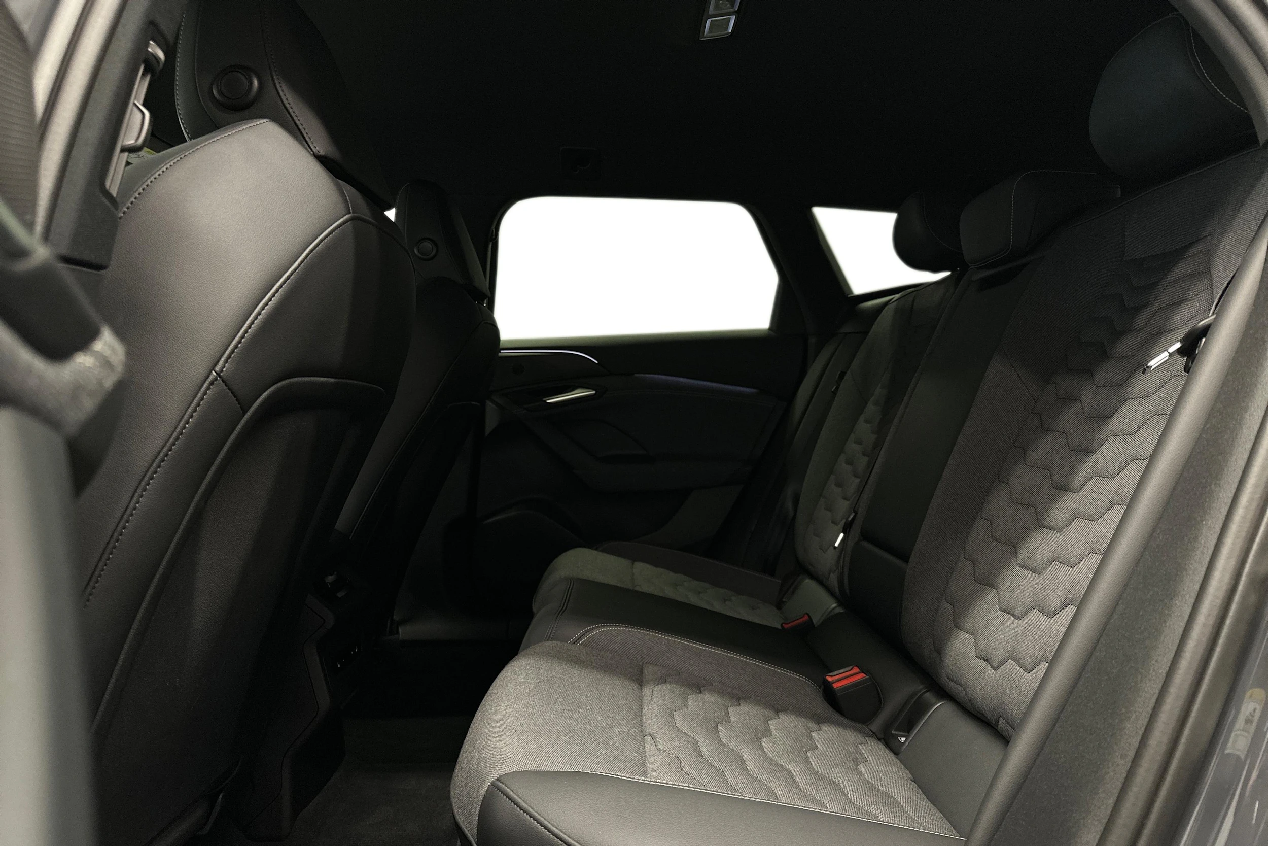 harmaa Audi A6 e-tron 2025 kuva 8.