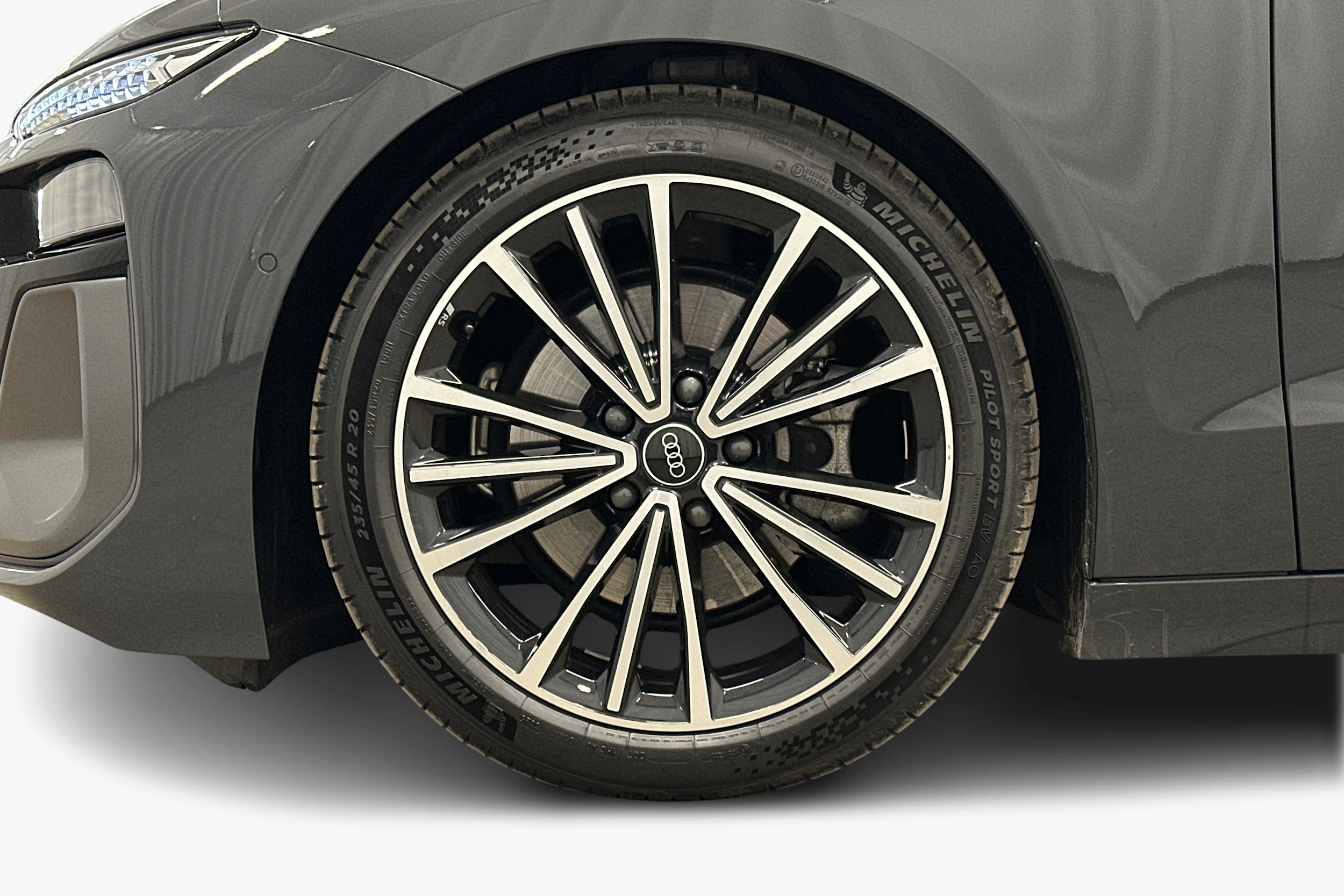 harmaa Audi A6 e-tron 2025 kuva 9.