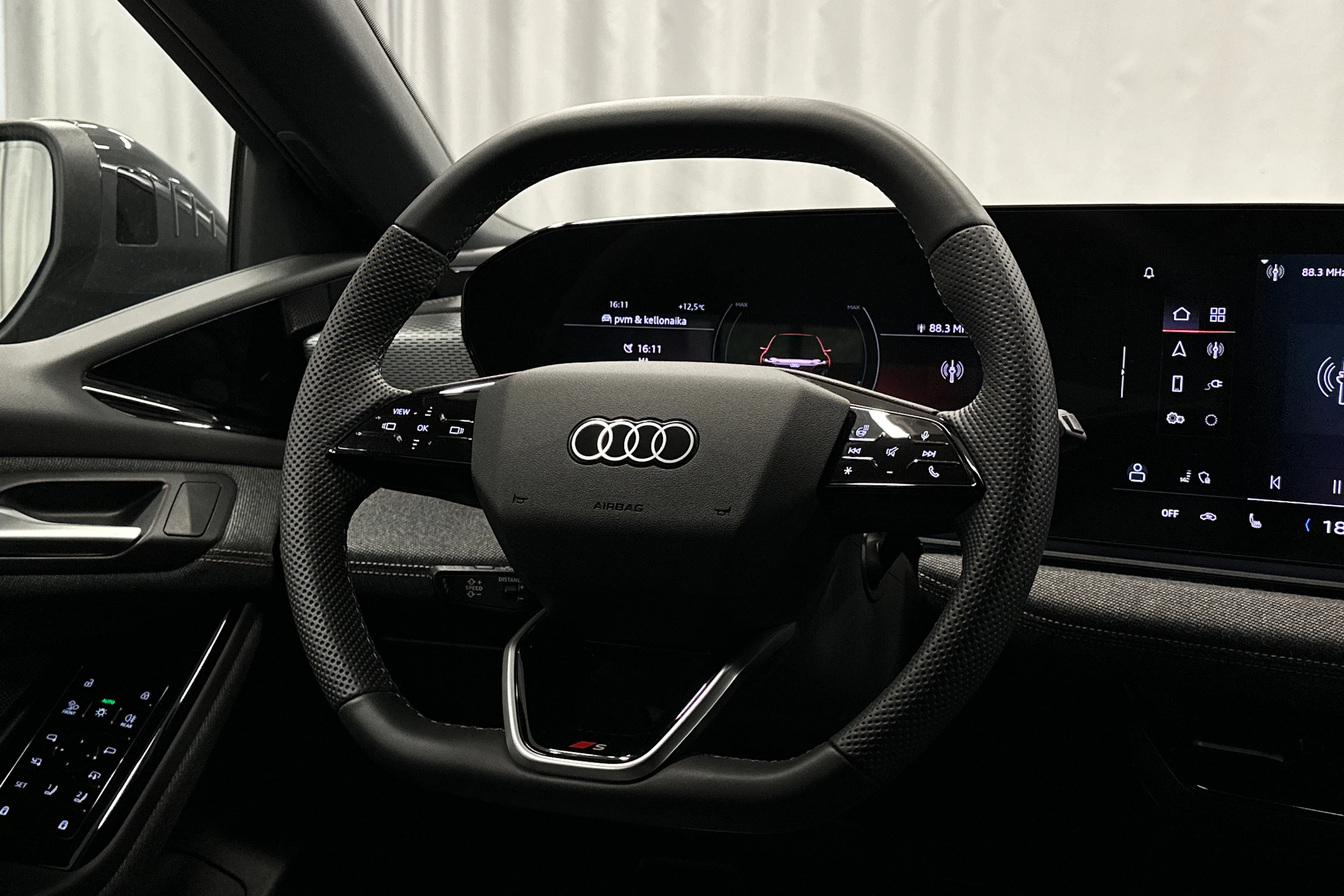 harmaa Audi A6 e-tron 2025 kuva 18.
