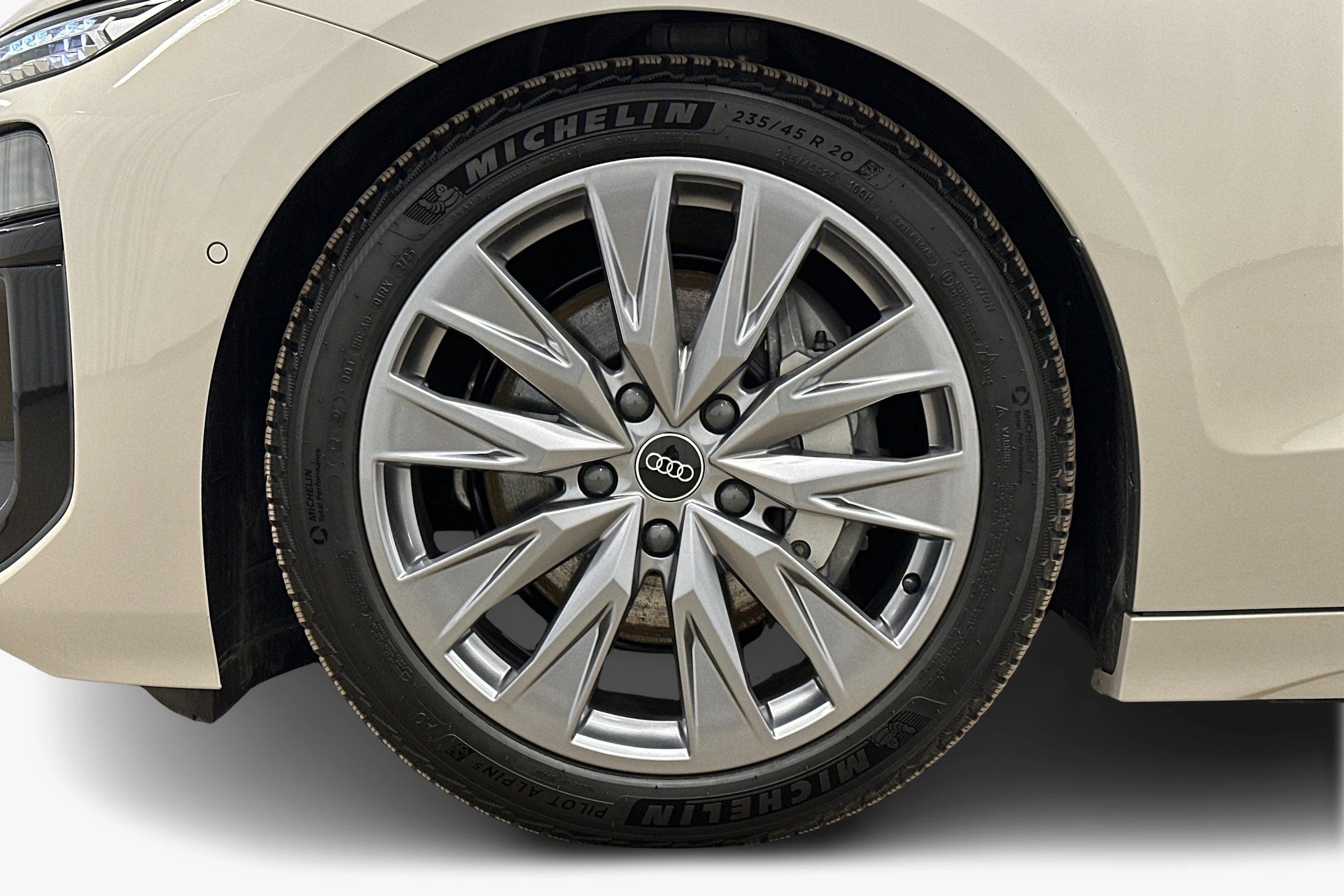 beige Audi A6 e-tron 2025 kuva 9.