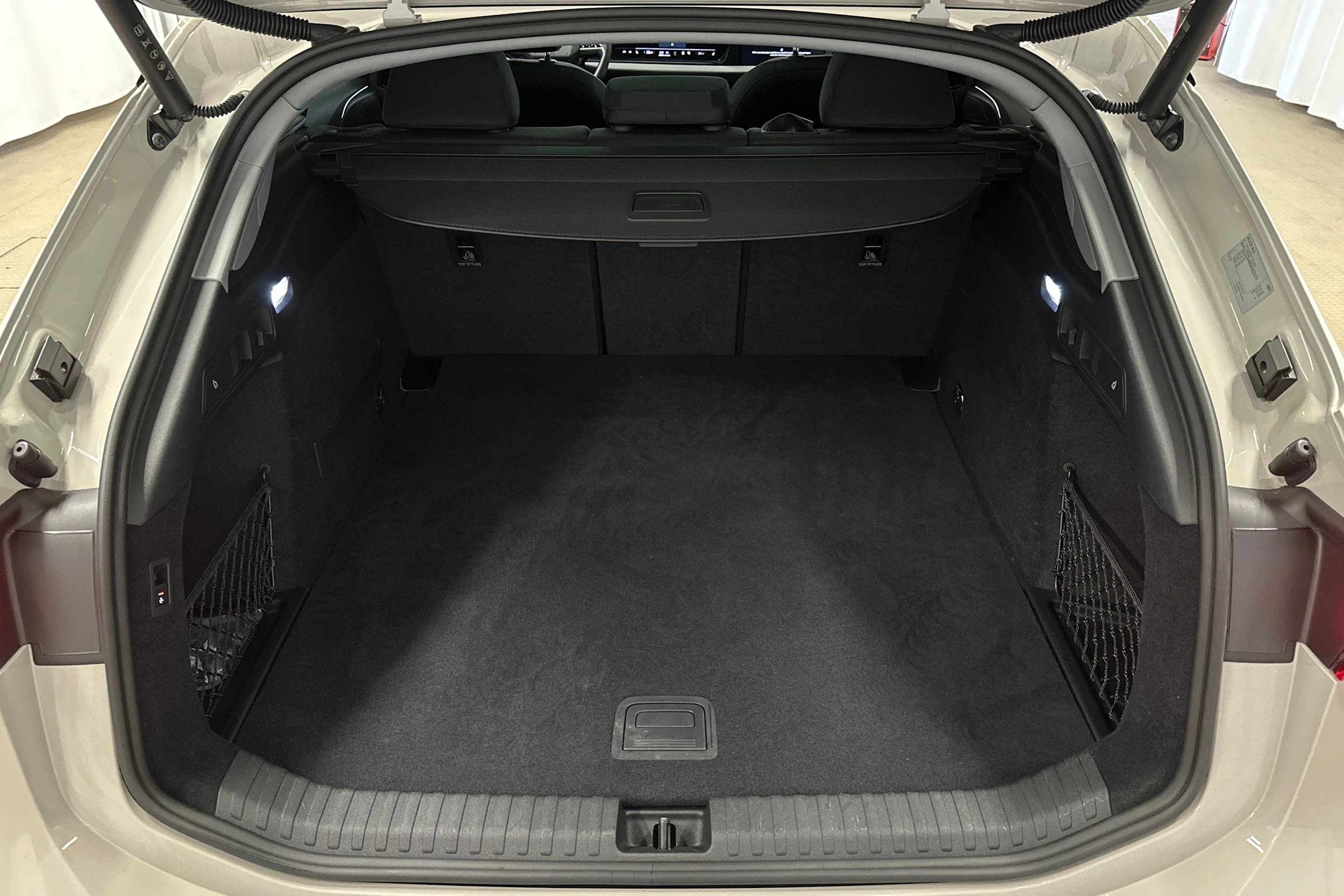 beige Audi A6 e-tron 2025 kuva 11.