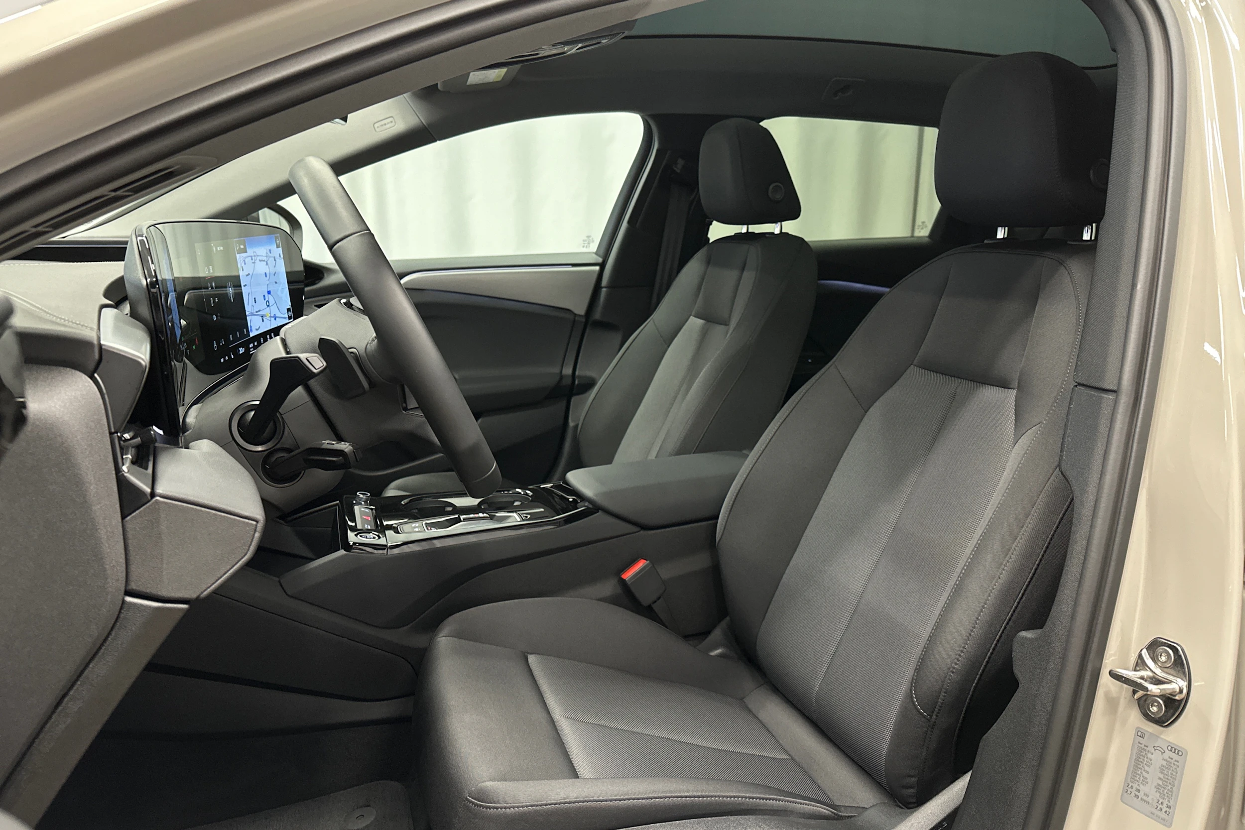 beige Audi A6 e-tron 2025 kuva 15.