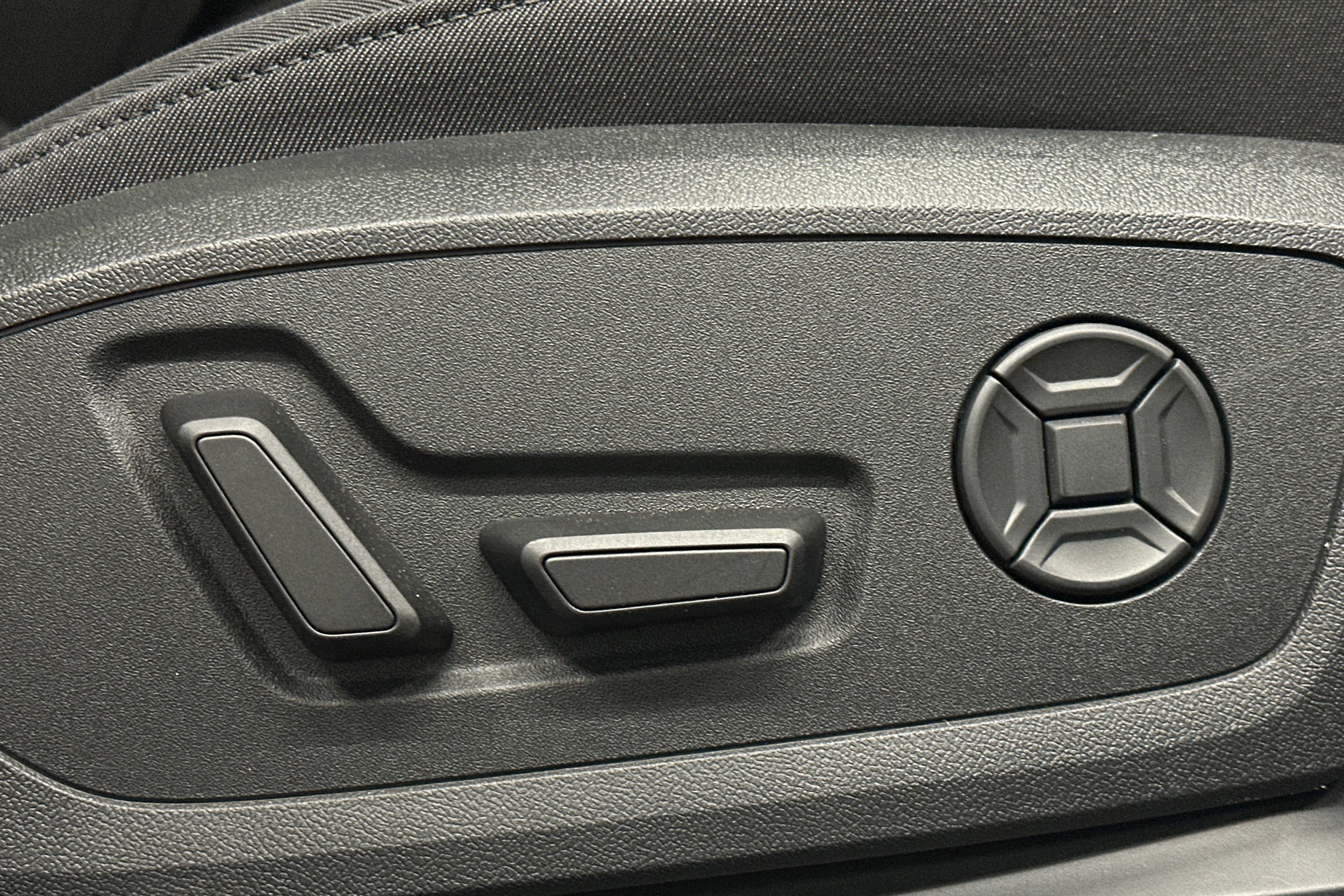 beige Audi A6 e-tron 2025 kuva 18.