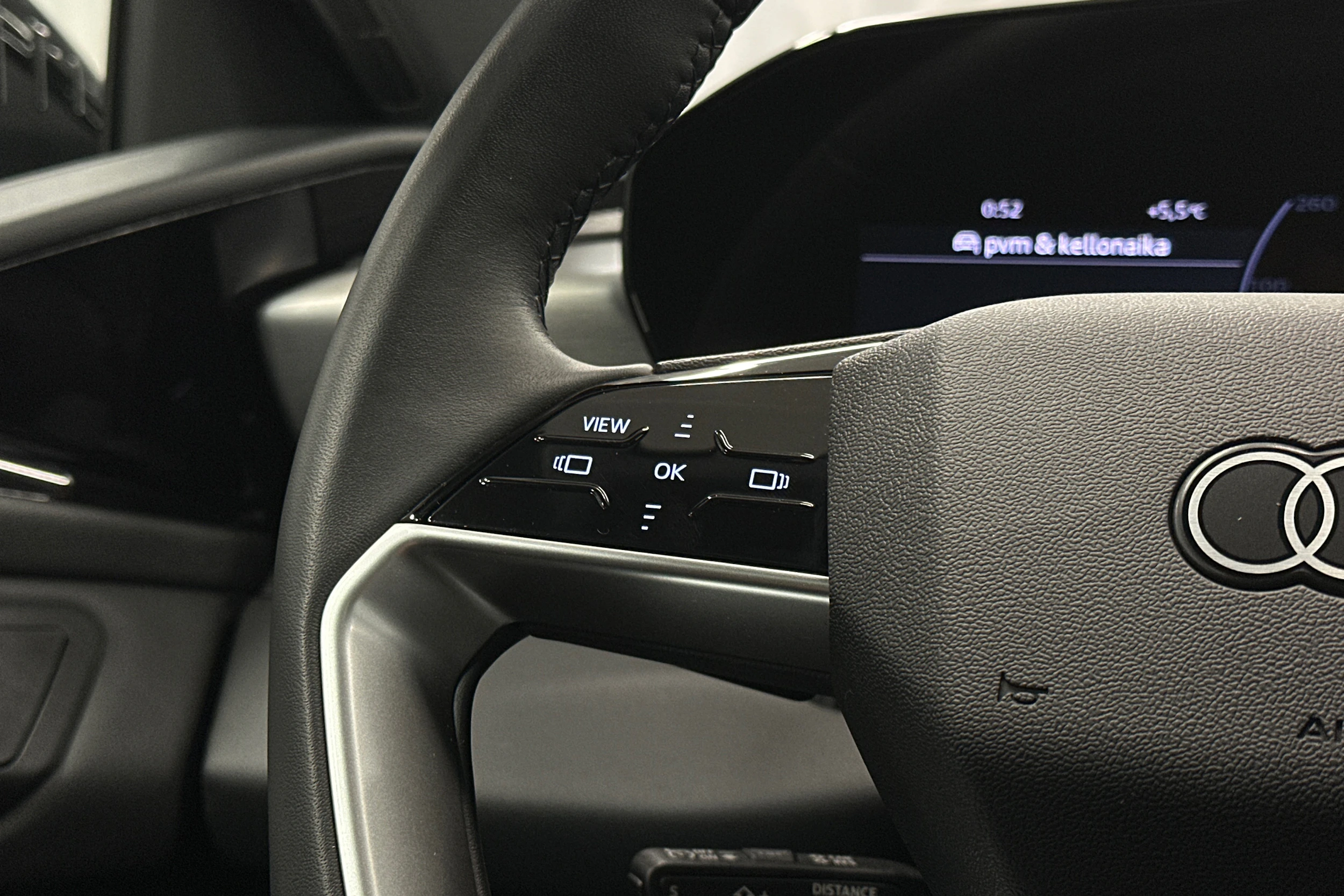 beige Audi A6 e-tron 2025 kuva 20.