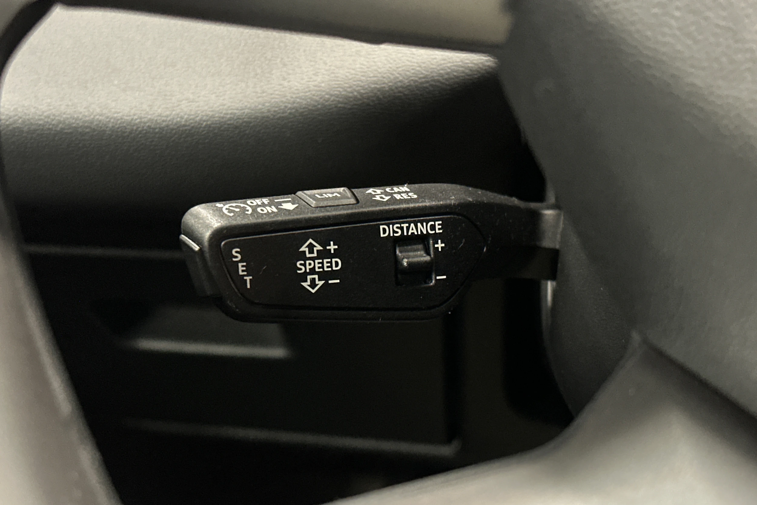 beige Audi A6 e-tron 2025 kuva 22.