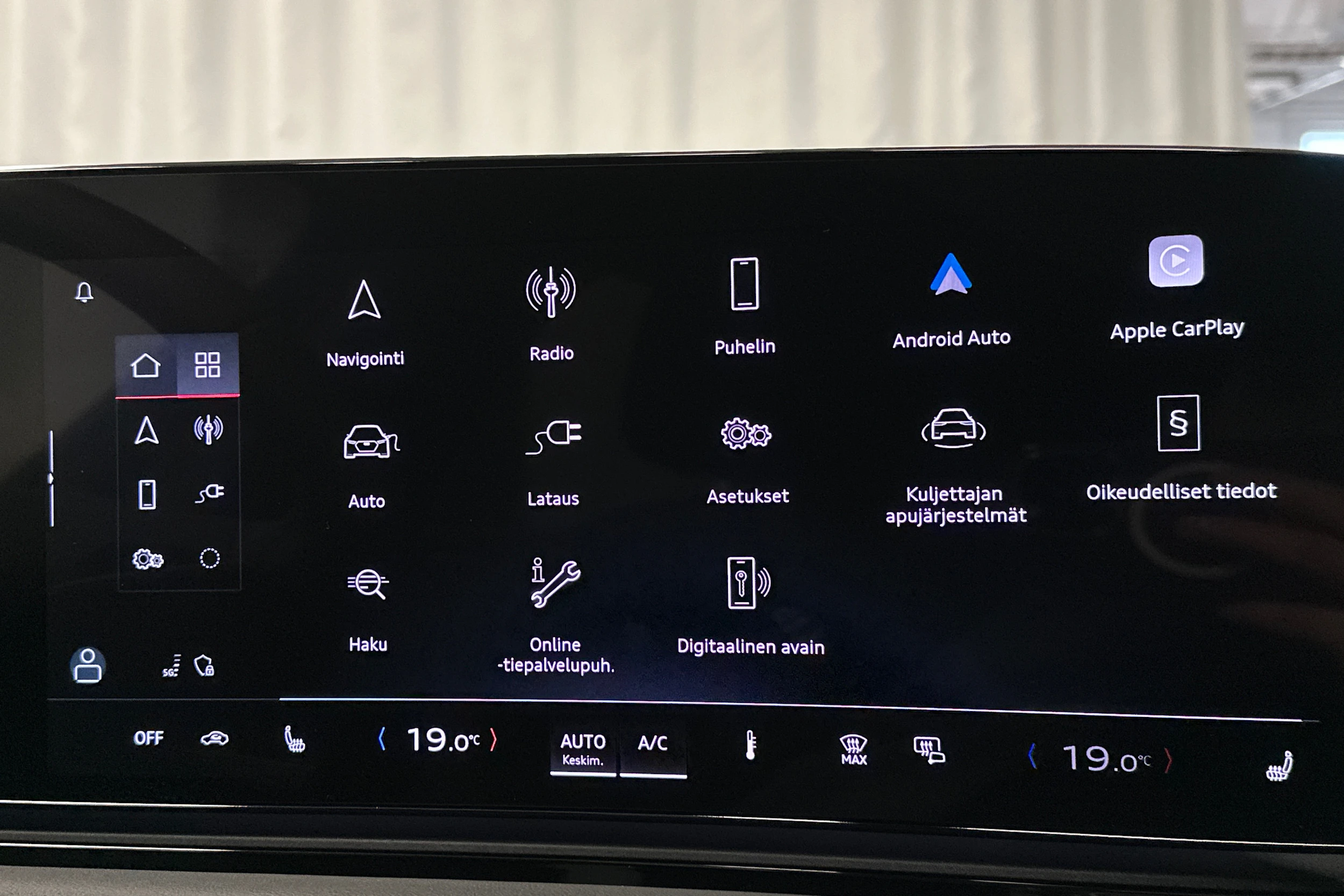 beige Audi A6 e-tron 2025 kuva 24.