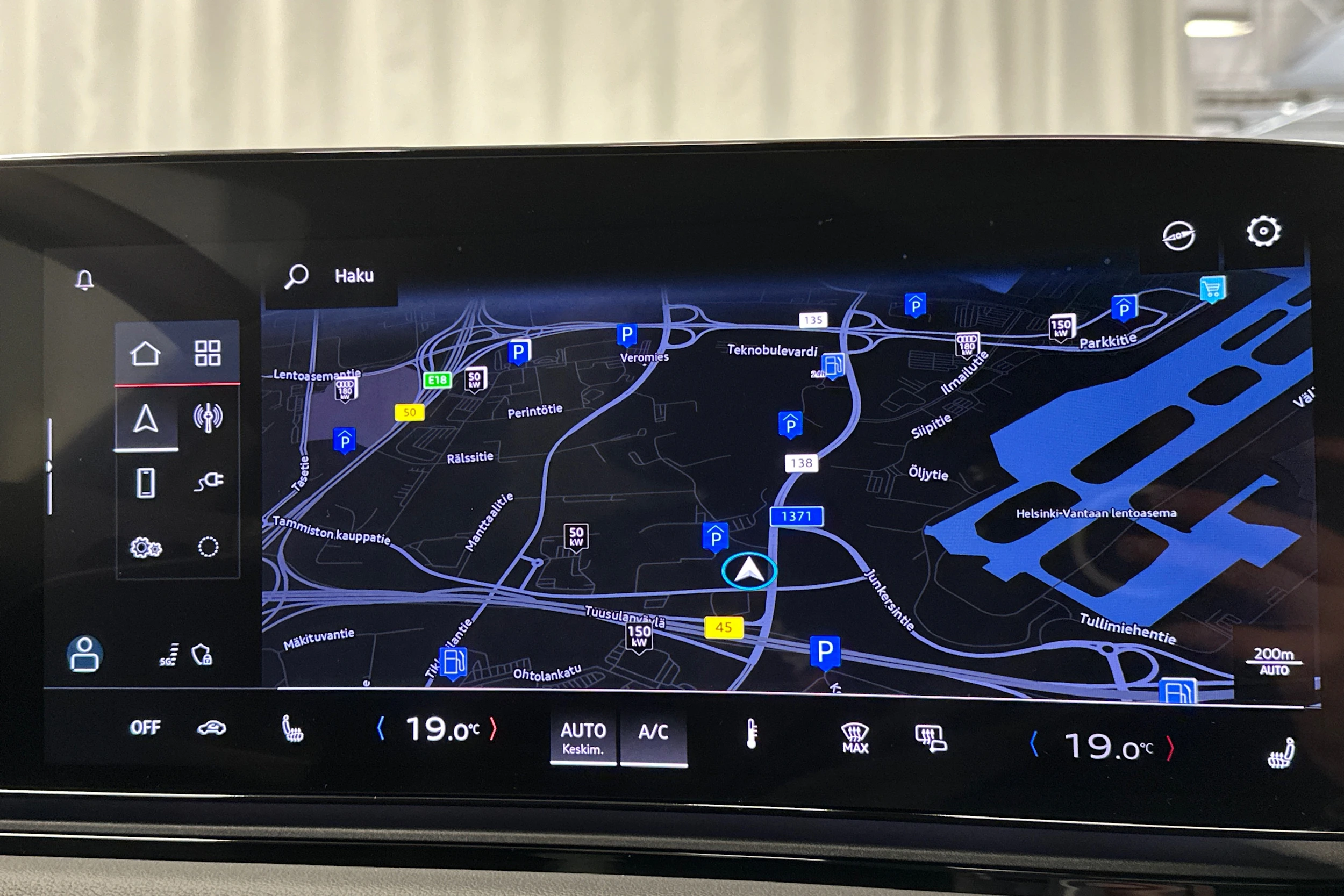 beige Audi A6 e-tron 2025 kuva 25.