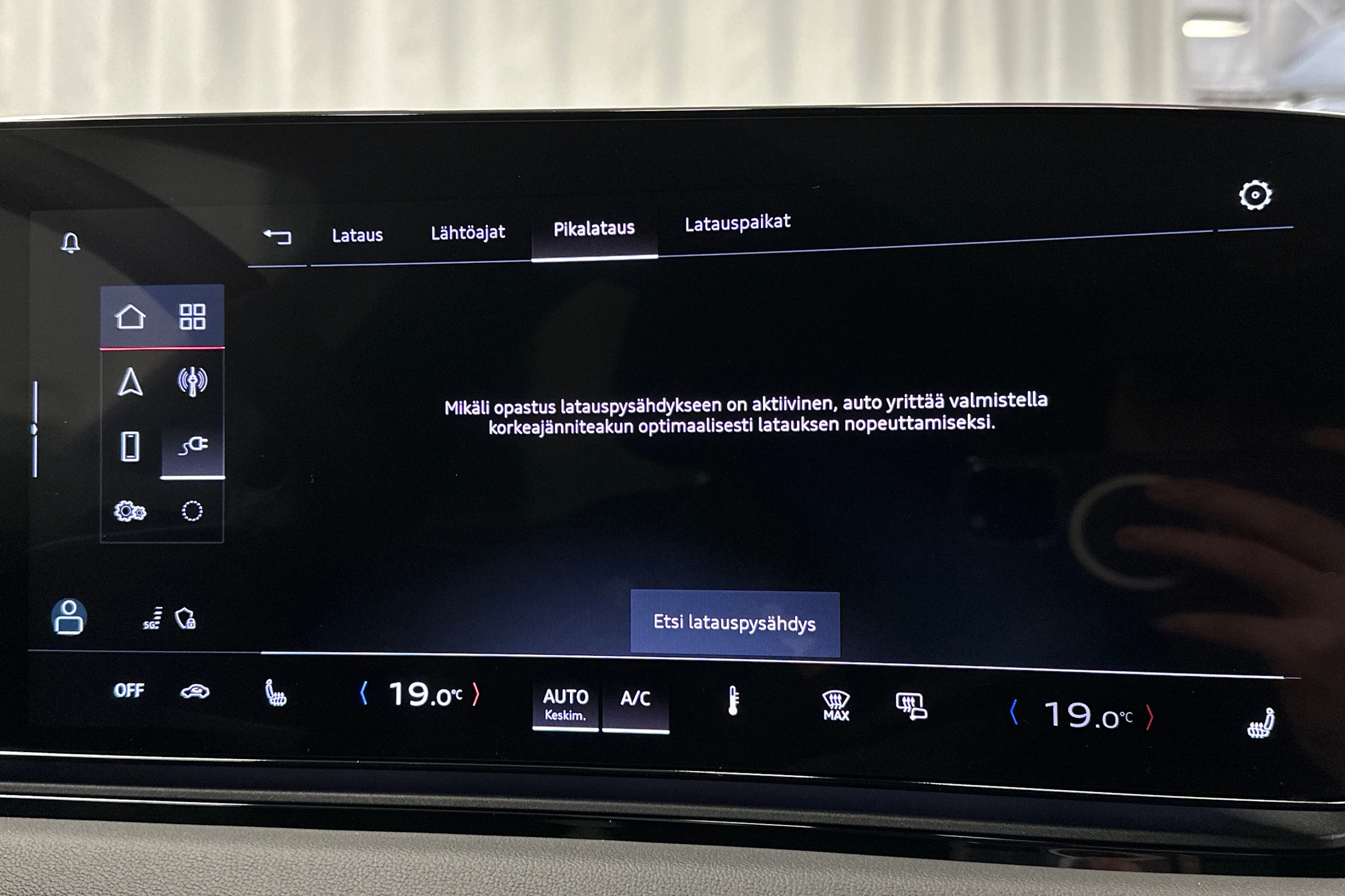 beige Audi A6 e-tron 2025 kuva 26.