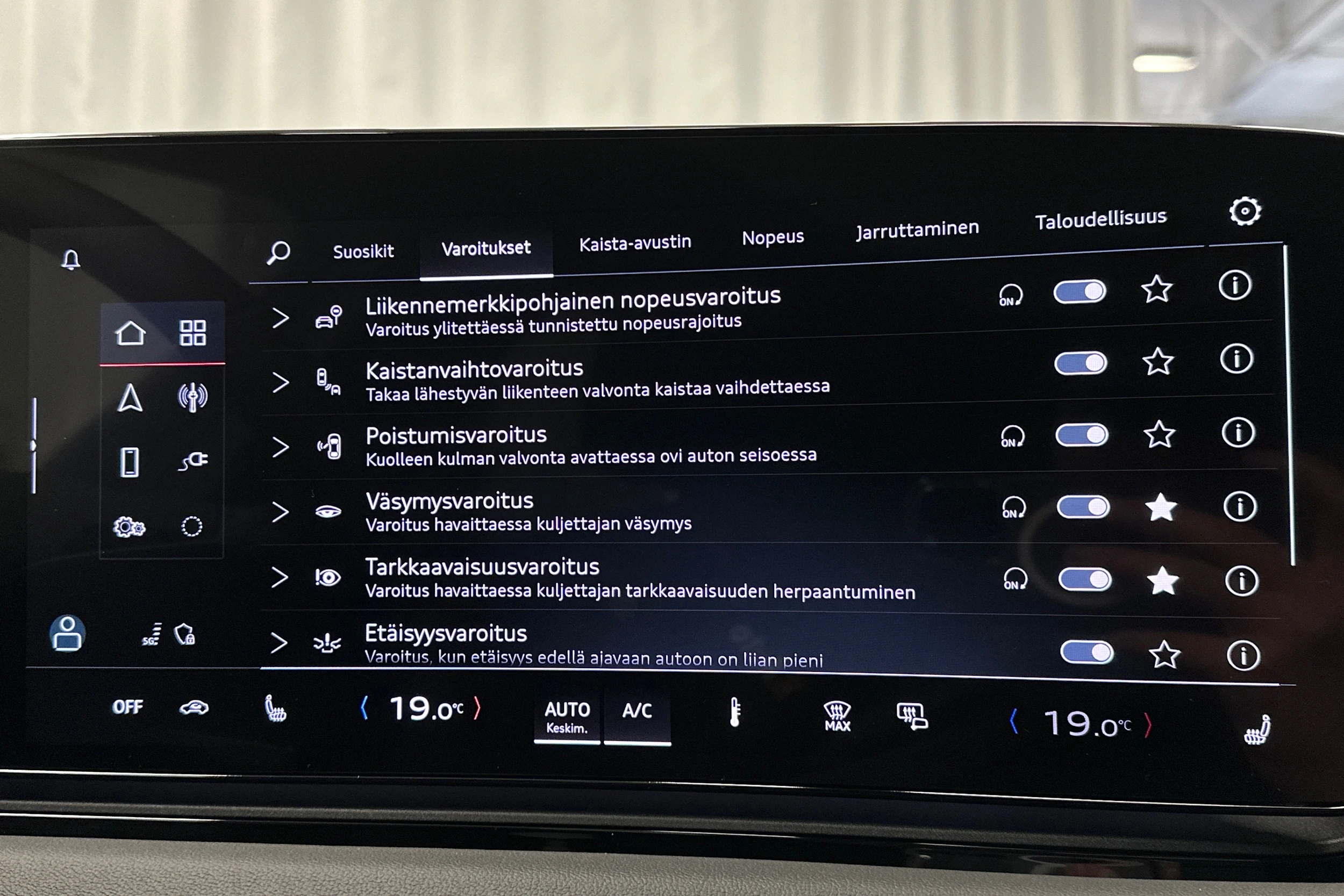 beige Audi A6 e-tron 2025 kuva 27.