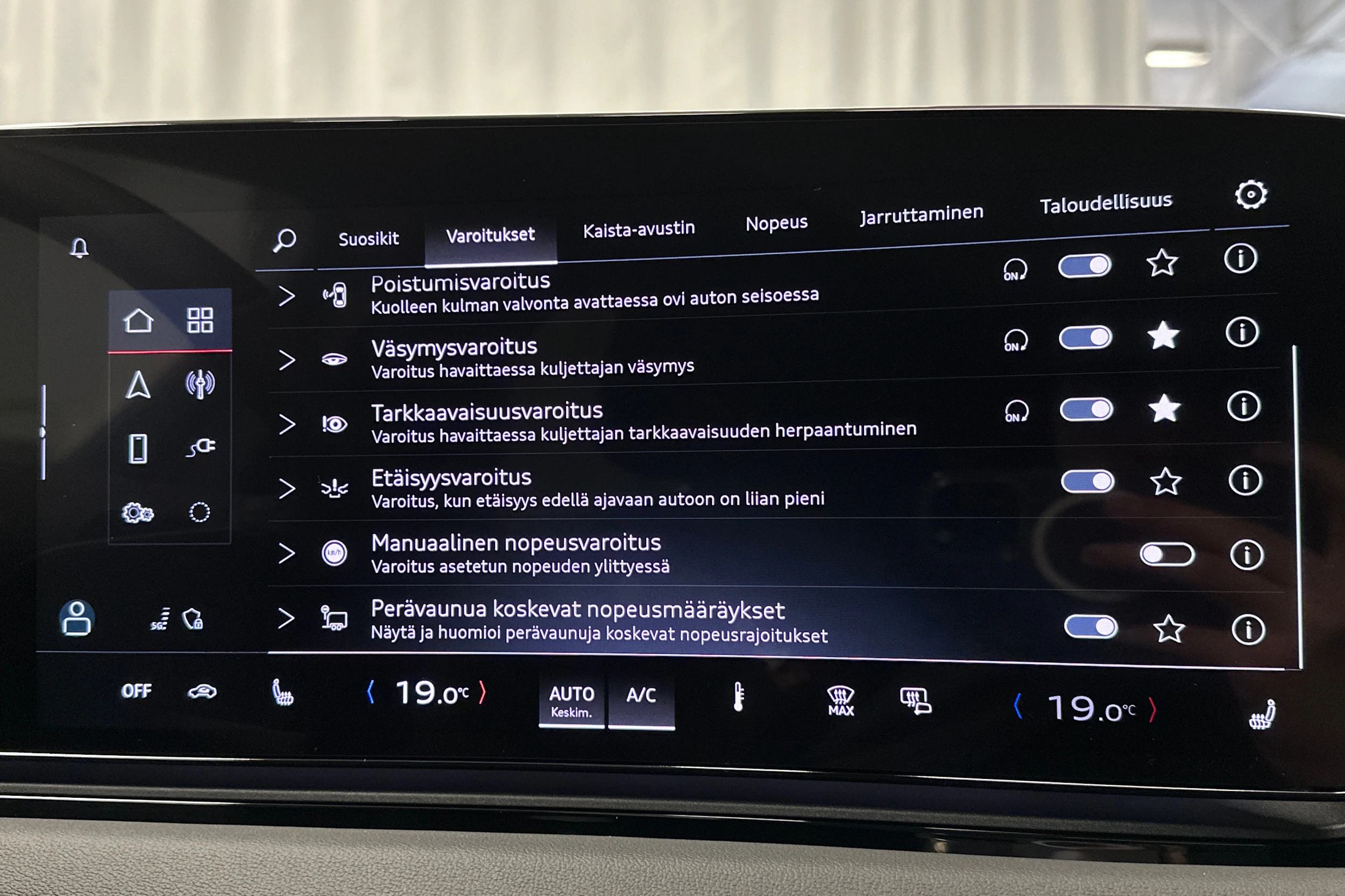 beige Audi A6 e-tron 2025 kuva 28.