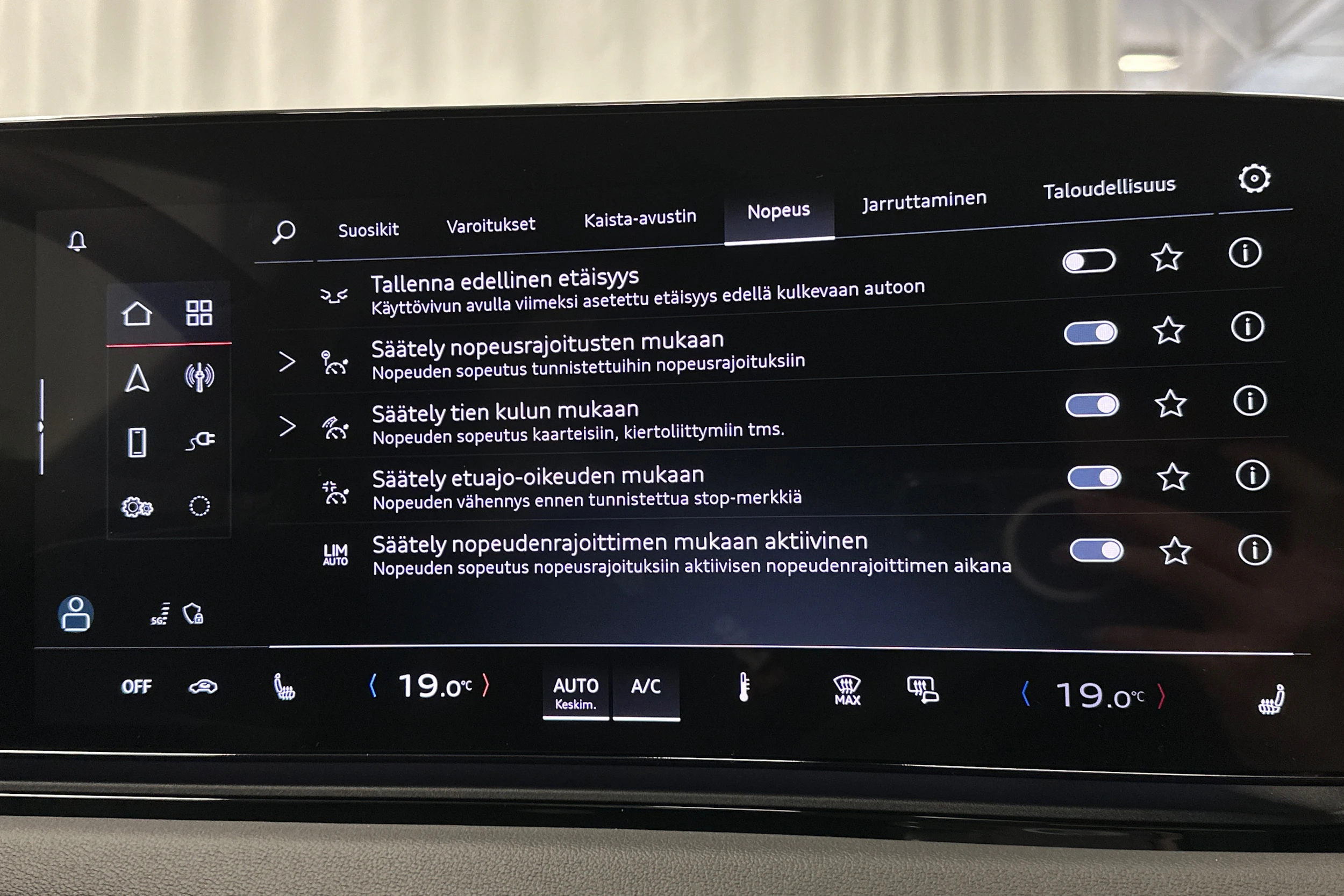 beige Audi A6 e-tron 2025 kuva 30.