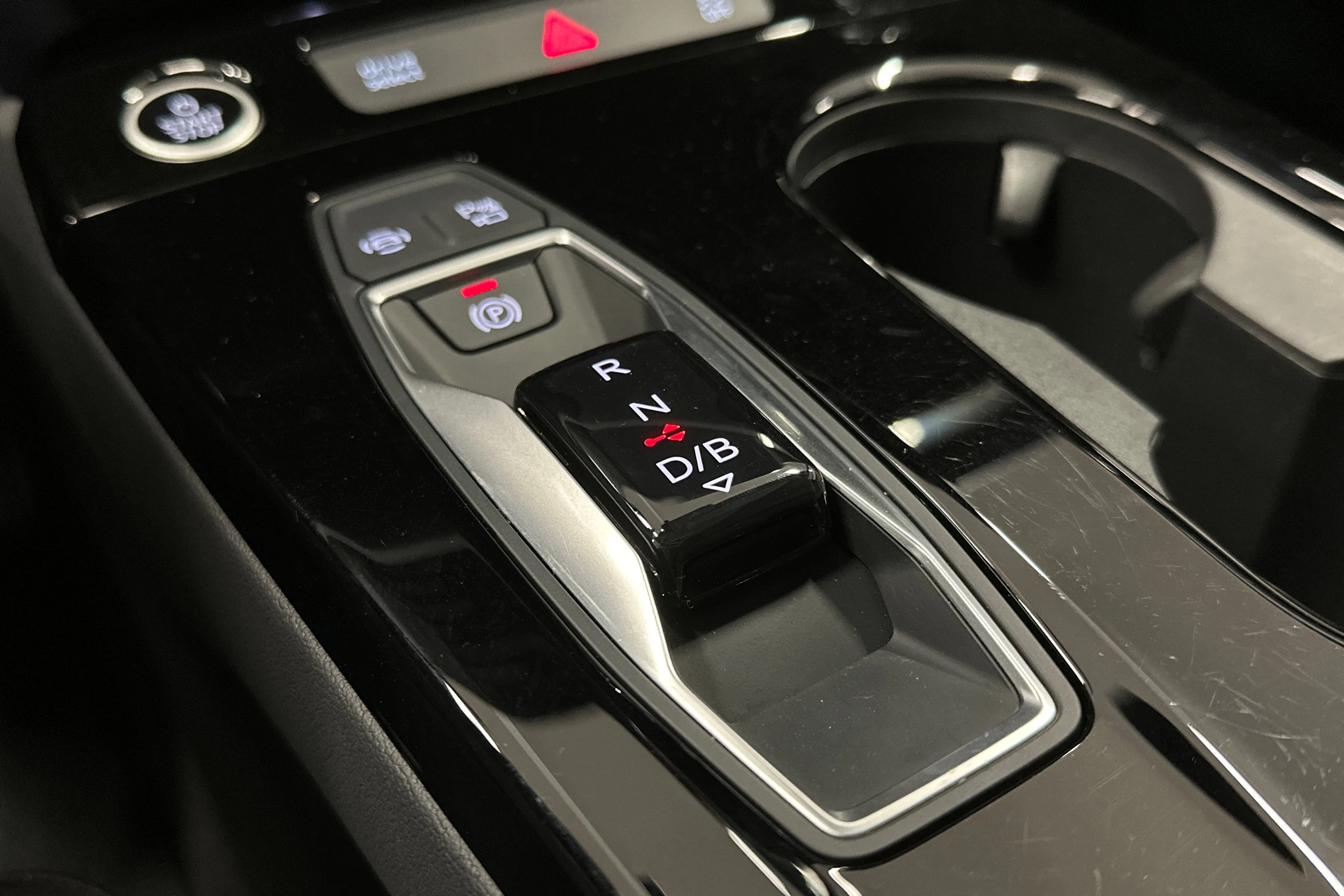 beige Audi A6 e-tron 2025 kuva 35.