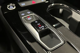 beige Audi A6 e-tron 2025 kuva 35.