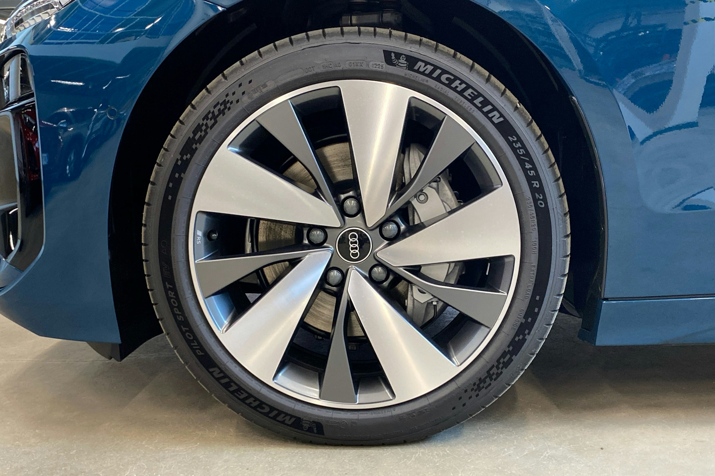 sininen Audi A6 e-tron 2025 kuva 9.