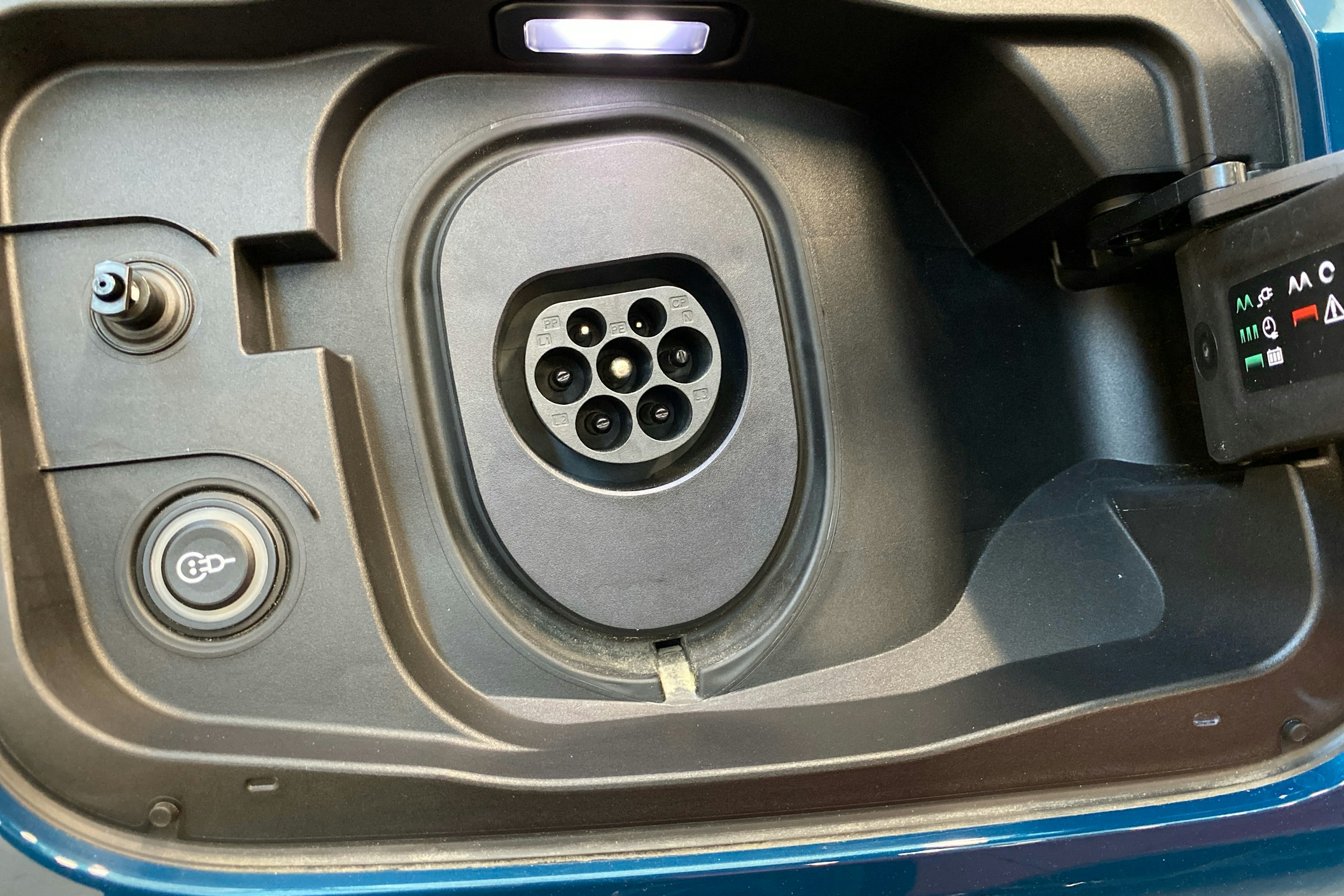 sininen Audi A6 e-tron 2025 kuva 14.