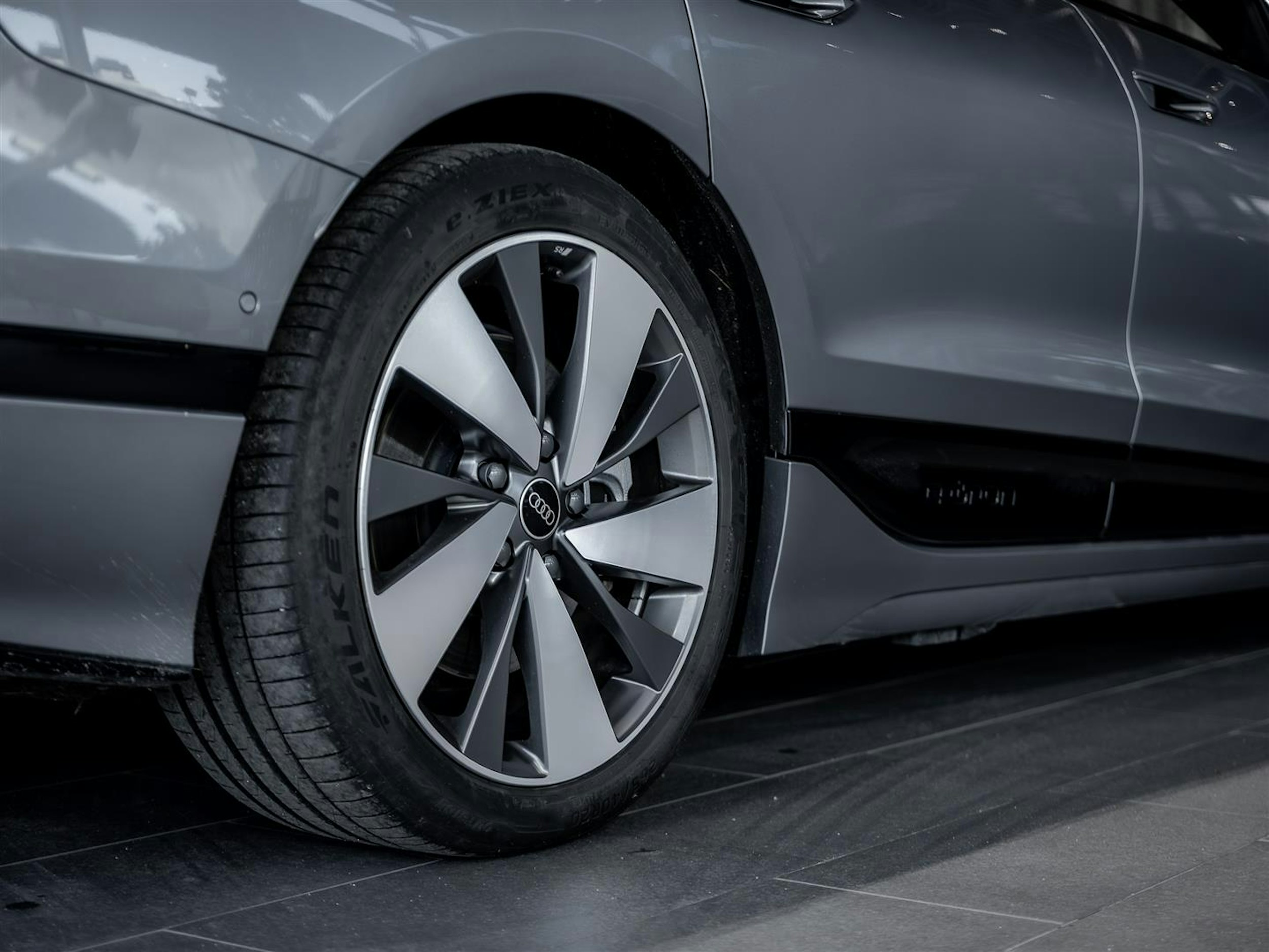 met. harmaa Audi A6 e-tron 2025 kuva 11.