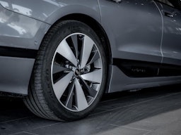 met. harmaa Audi A6 e-tron 2025 kuva 11.