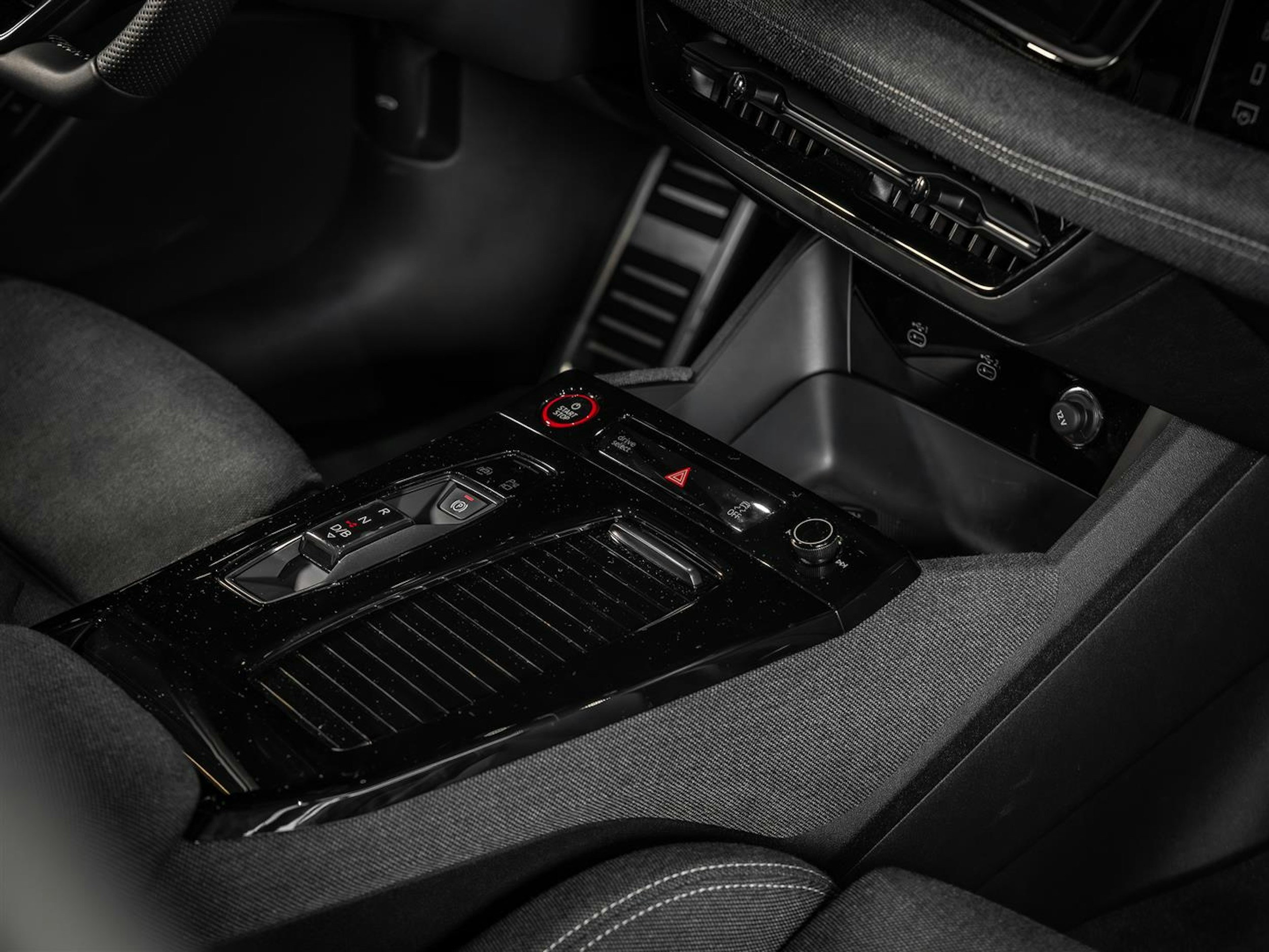 met. harmaa Audi A6 e-tron 2025 kuva 13.