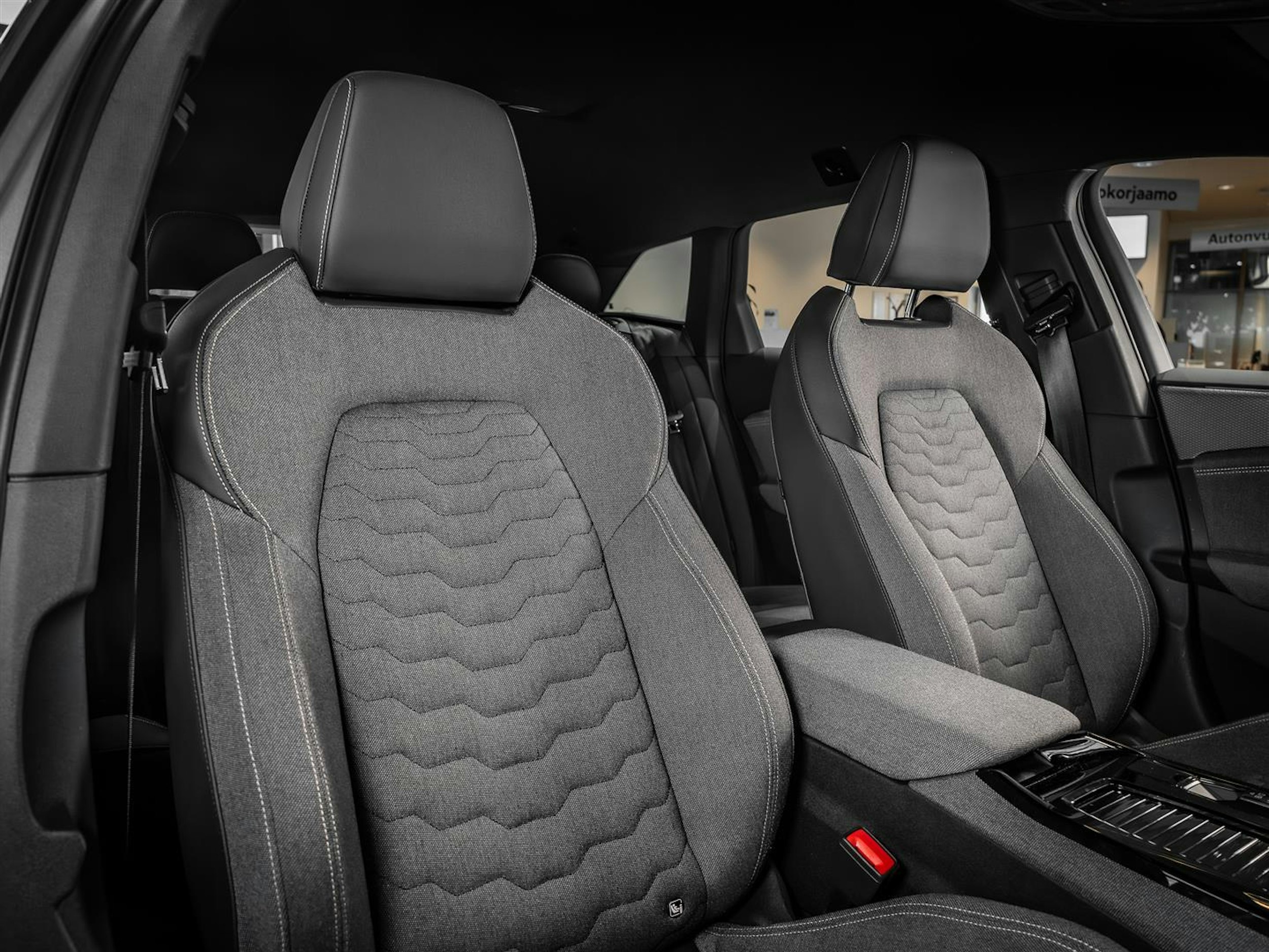 met. harmaa Audi A6 e-tron 2025 kuva 16.