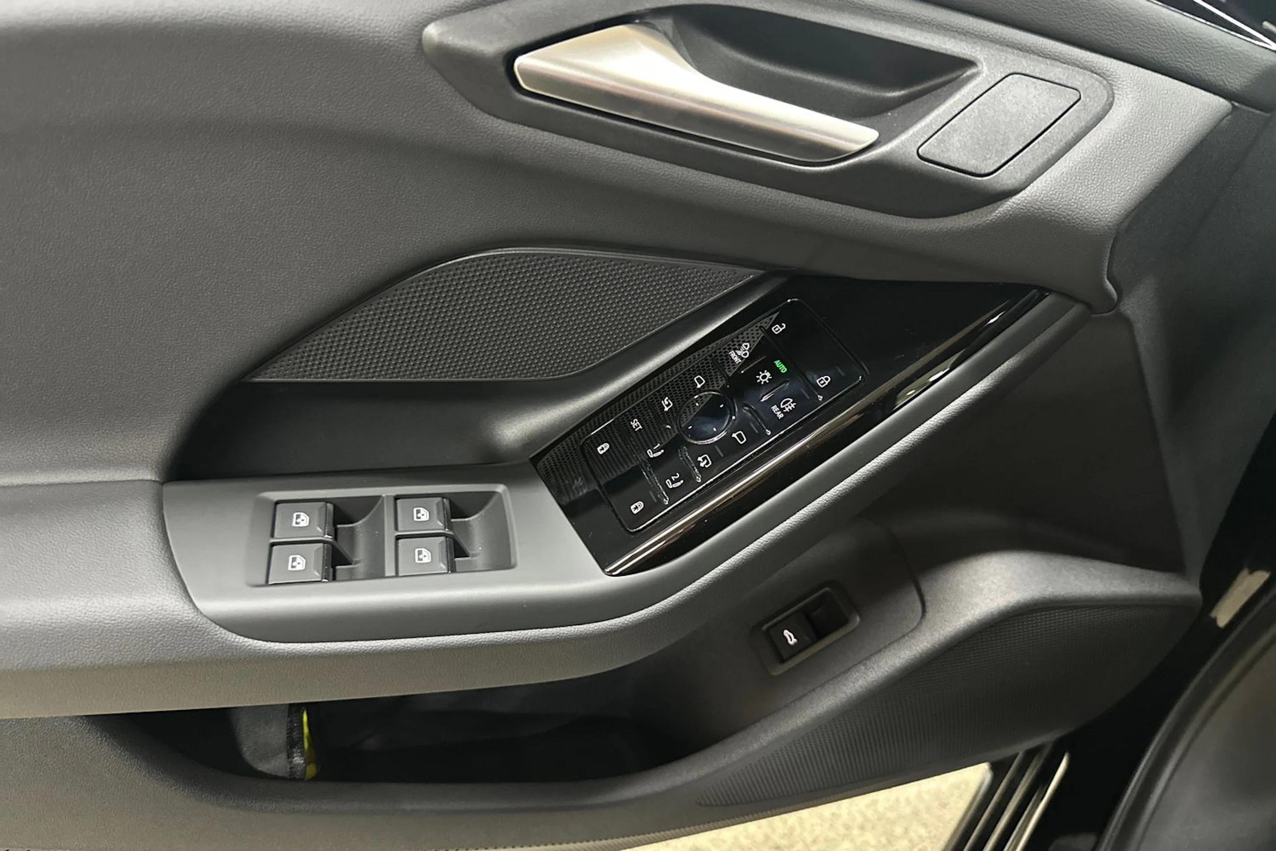 met. musta Audi A6 e-tron 2026 kuva 20.