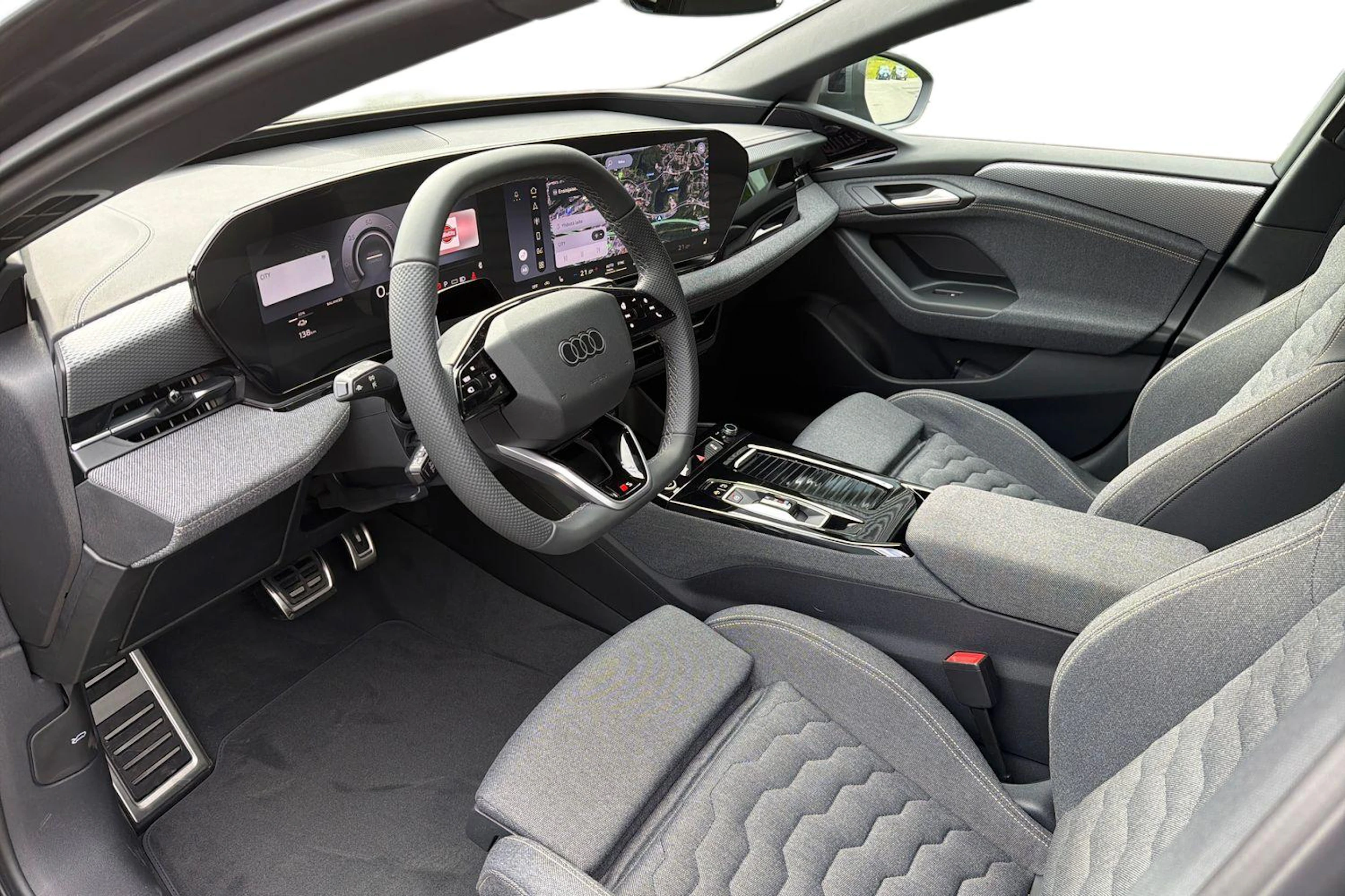 harmaa Audi A6 e-tron 2026 kuva 6.