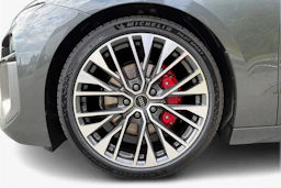 harmaa Audi A6 e-tron 2026 kuva 9.