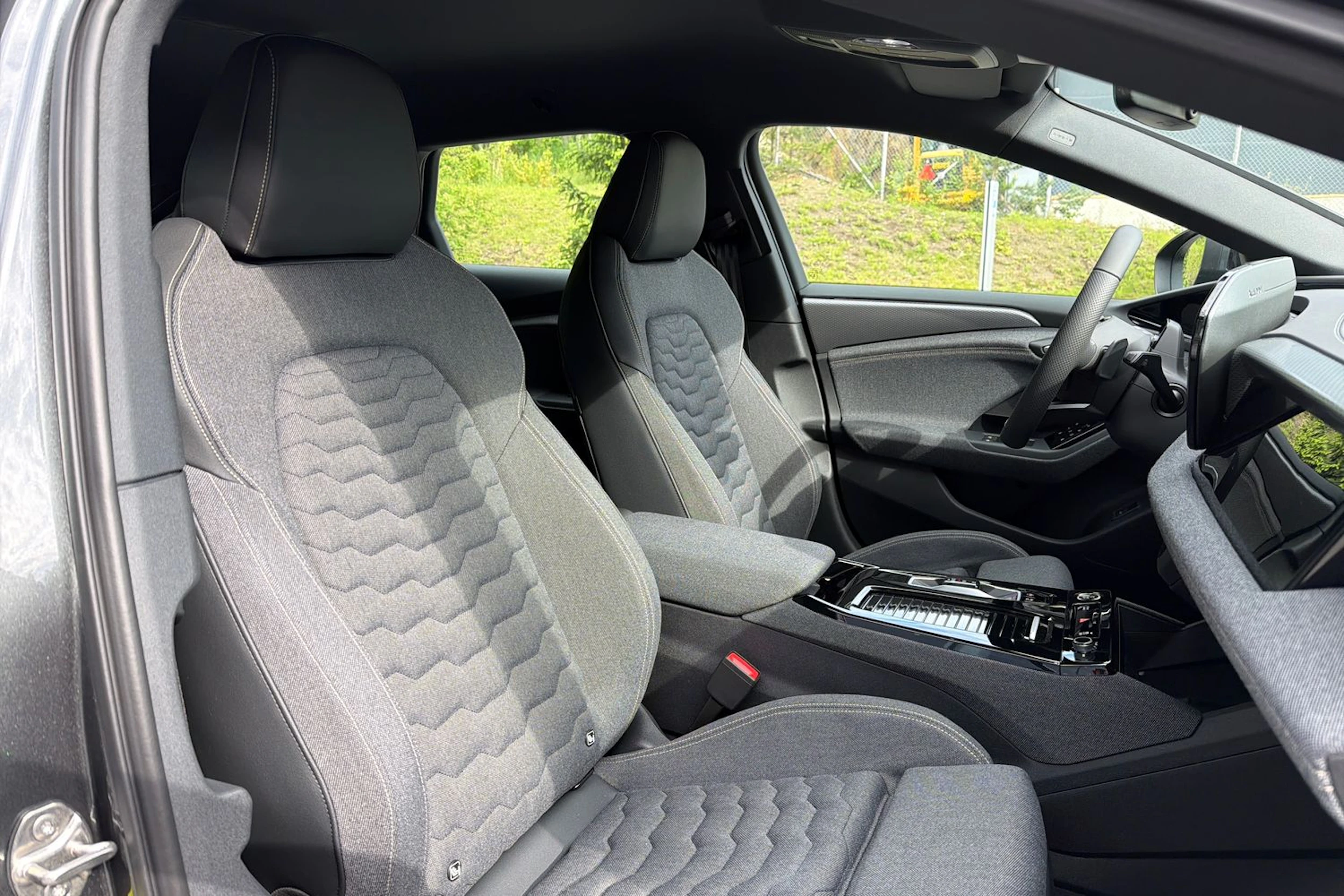 harmaa Audi A6 e-tron 2026 kuva 14.