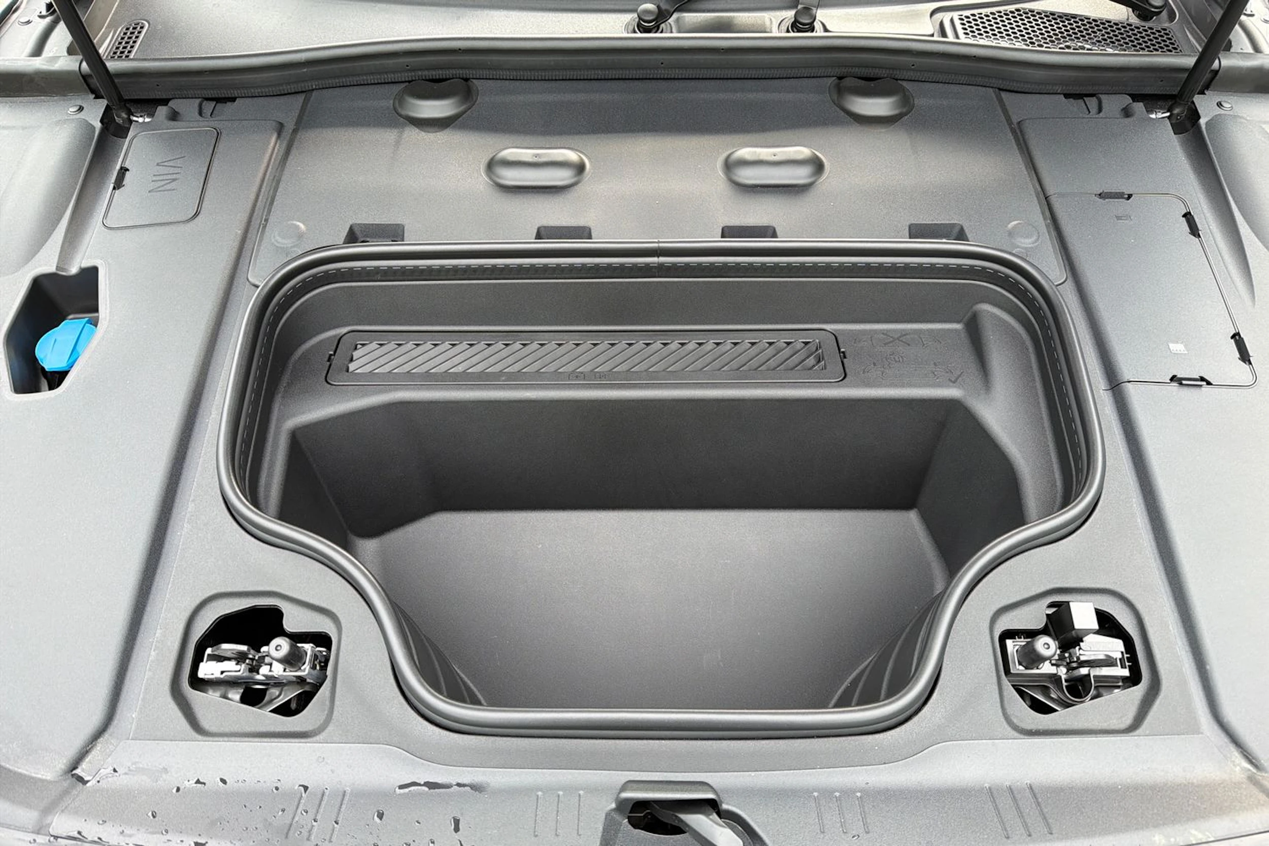 harmaa Audi A6 e-tron 2026 kuva 24.