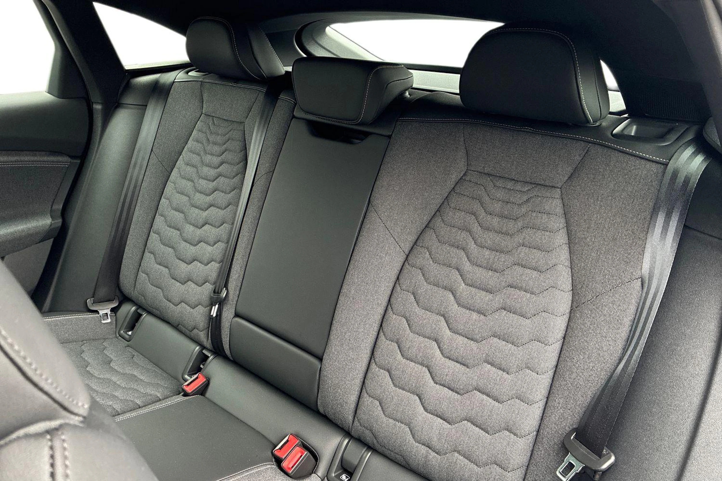 ruskea (beige) Audi A6 e-tron 2026 kuva 8.