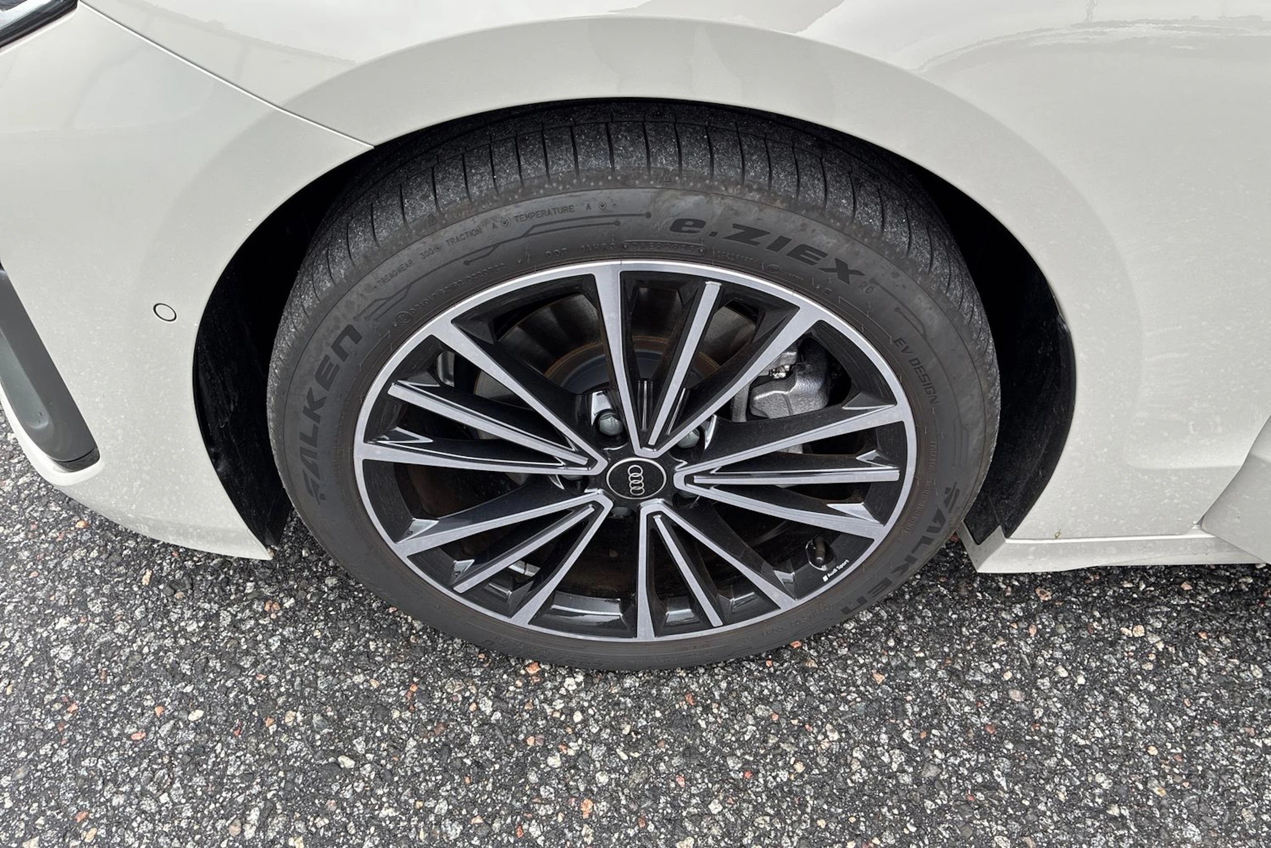 ruskea (beige) Audi A6 e-tron 2026 kuva 10.