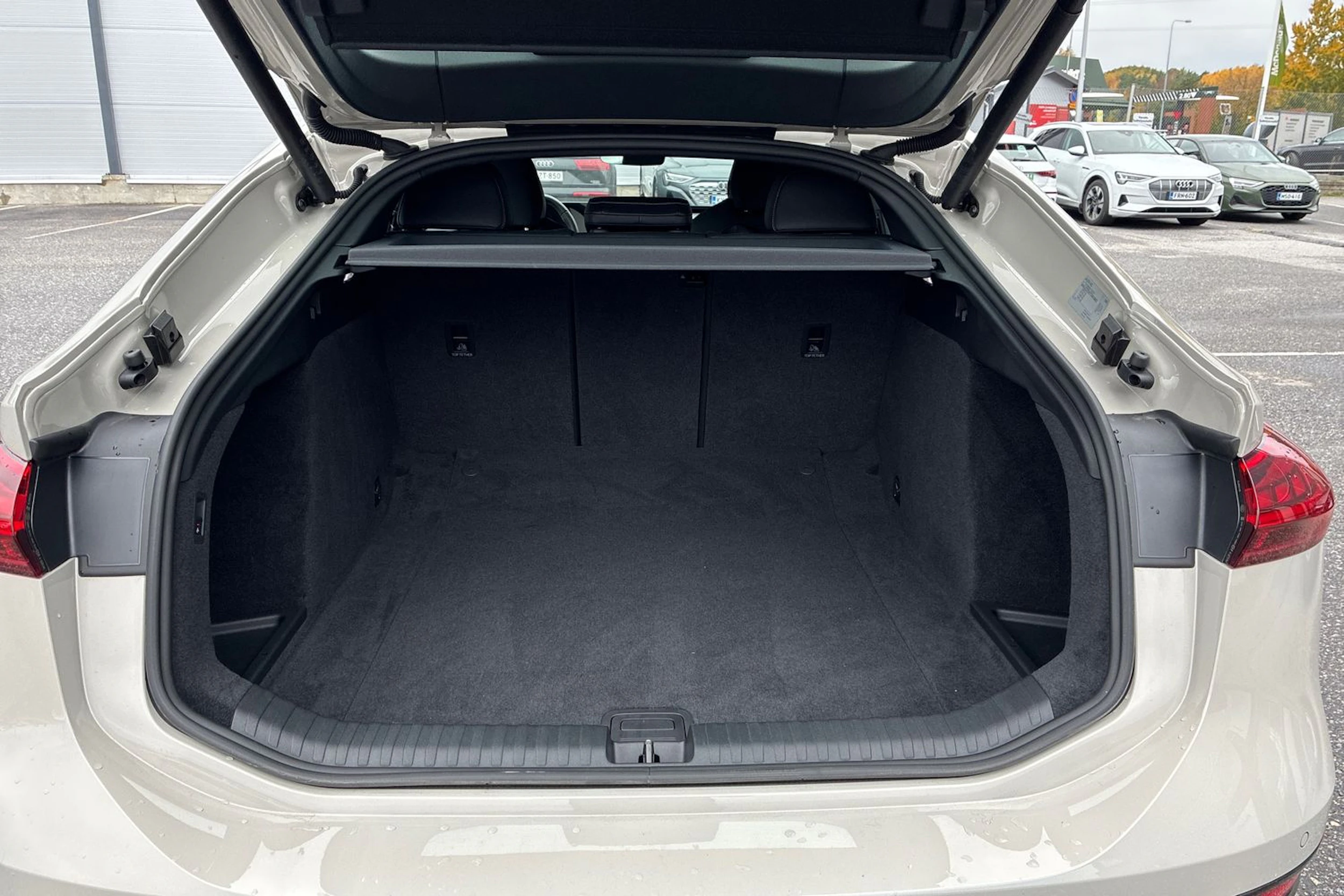 ruskea (beige) Audi A6 e-tron 2026 kuva 12.