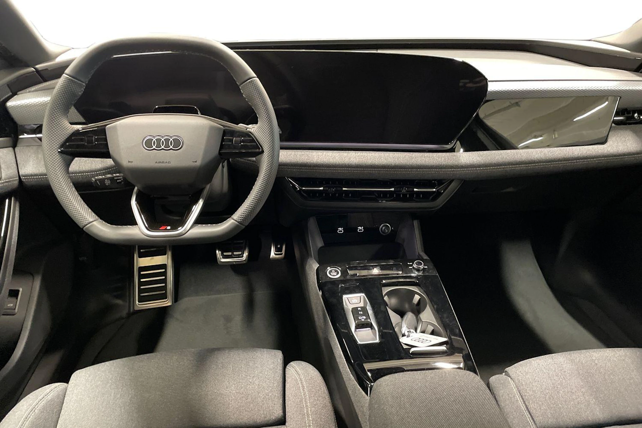 harmaa Audi A6 e-tron 2026 kuva 7.