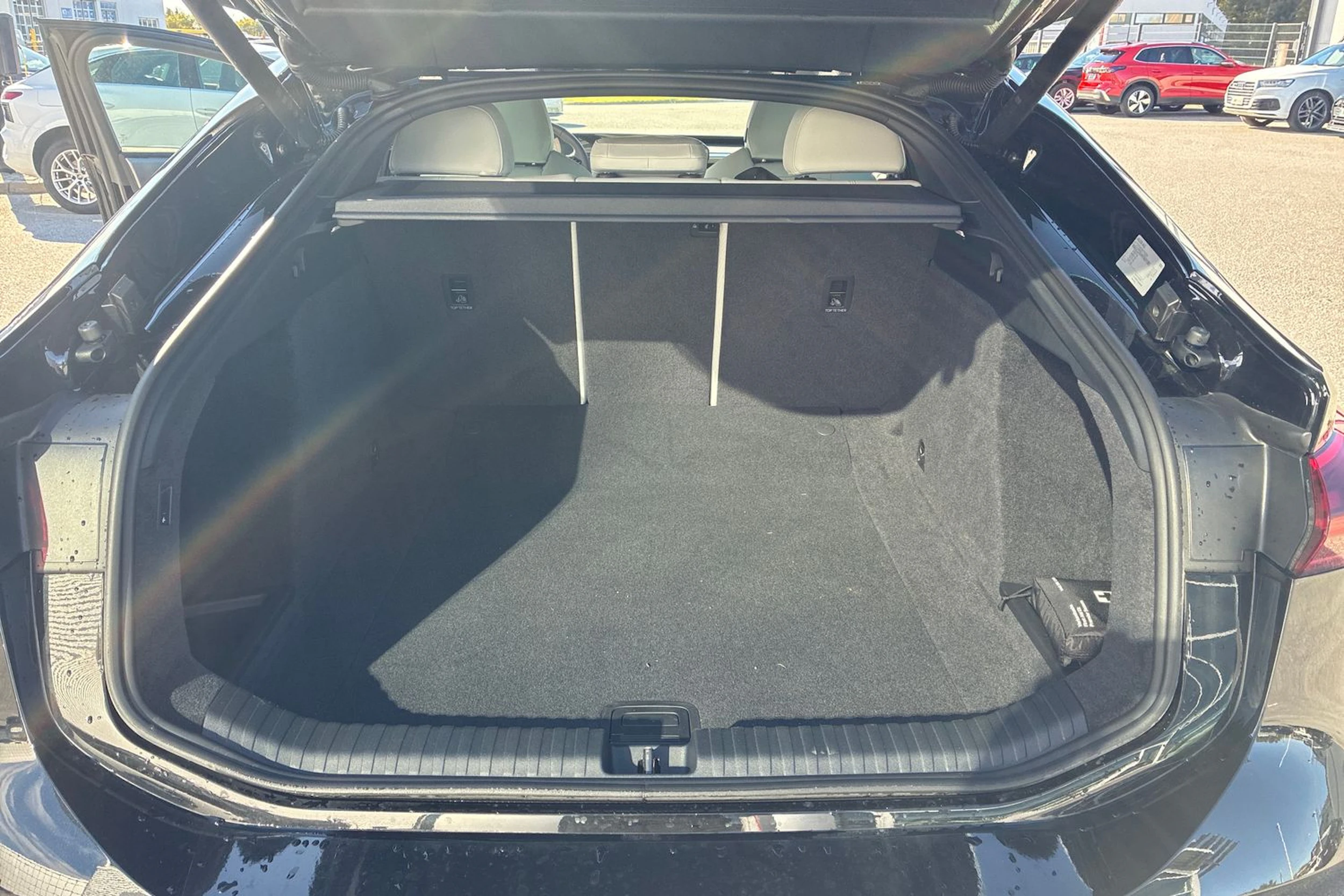musta Audi A6 e-tron 2026 kuva 11.