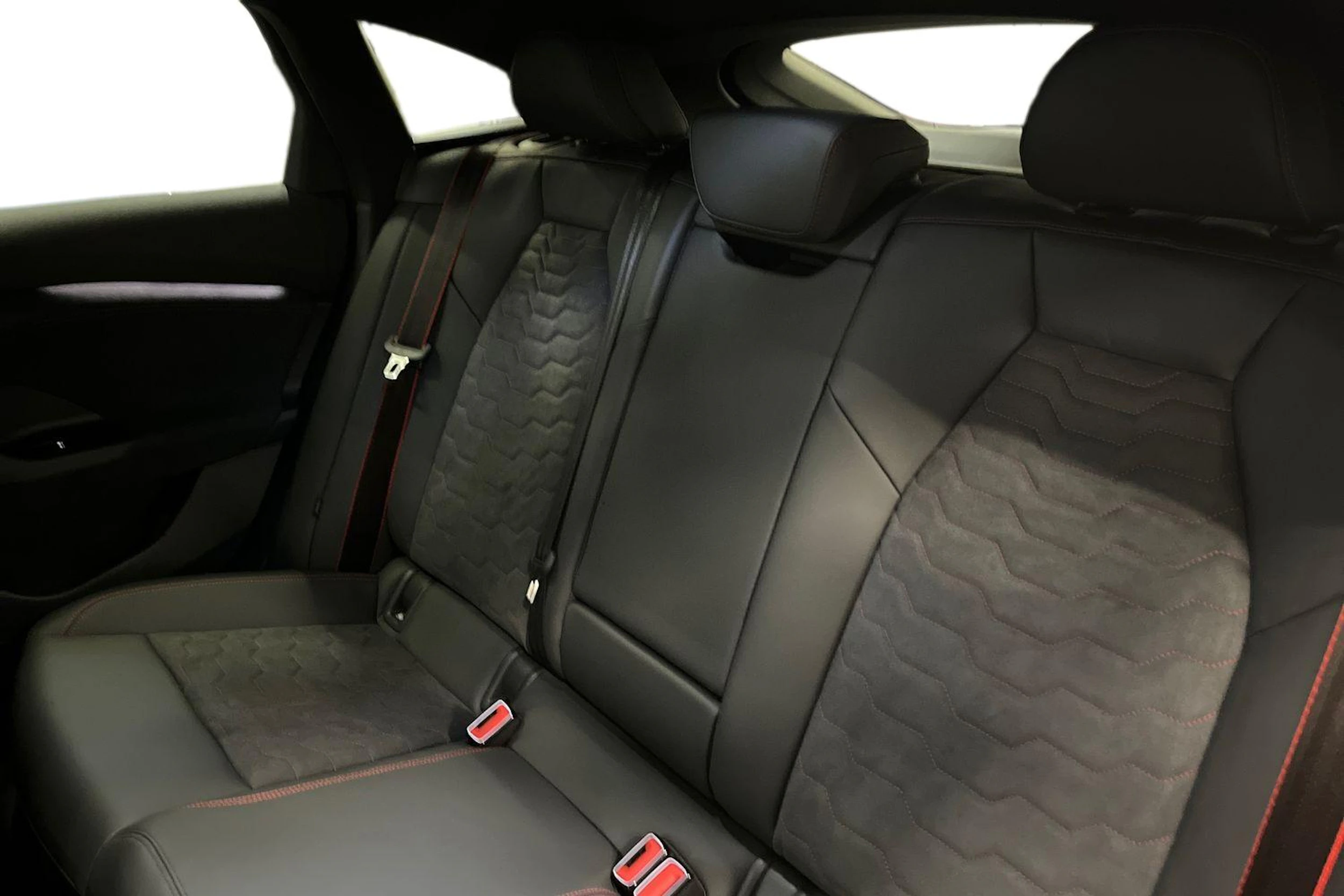harmaa Audi A6 e-tron 2026 kuva 8.