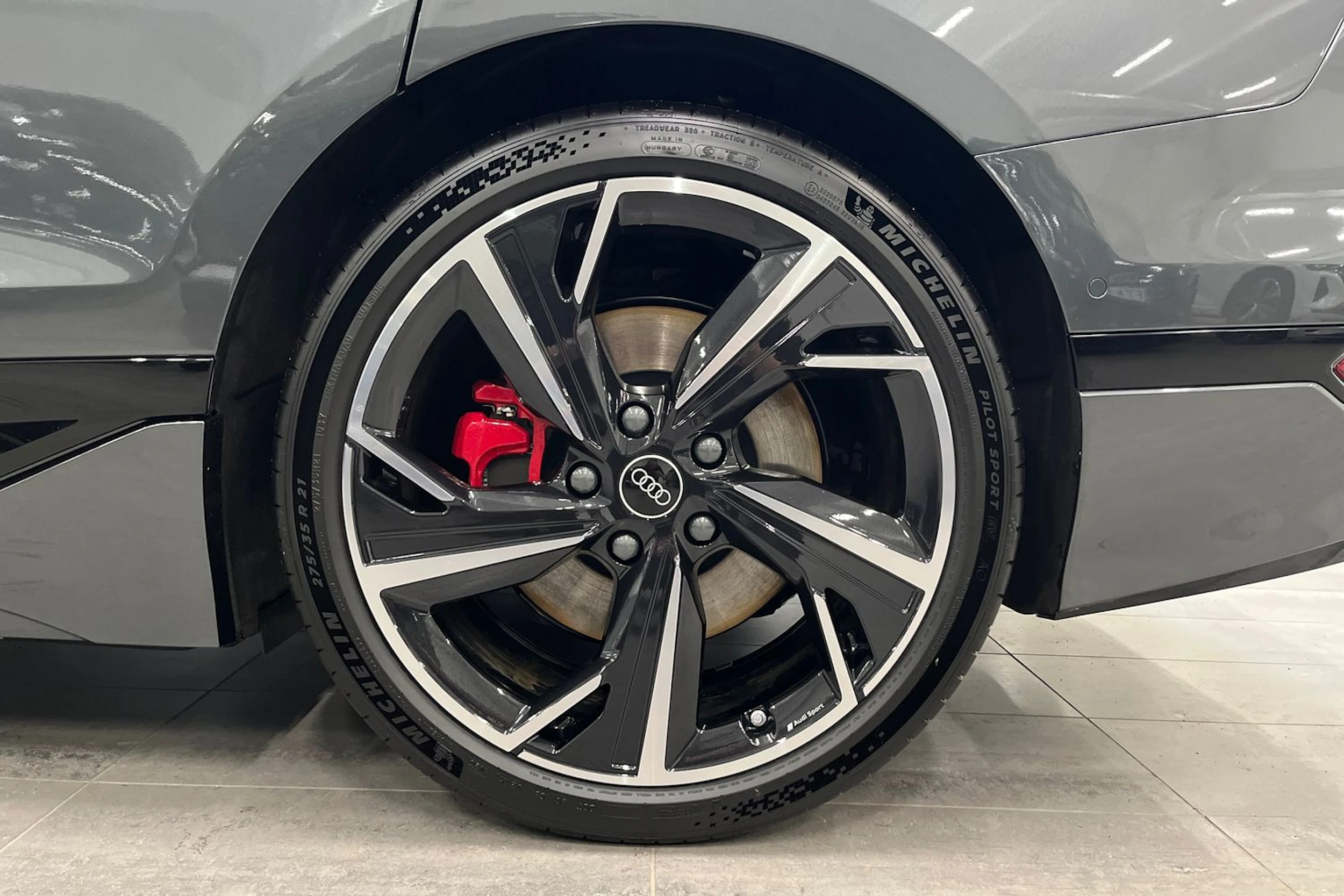 harmaa Audi A6 e-tron 2026 kuva 10.