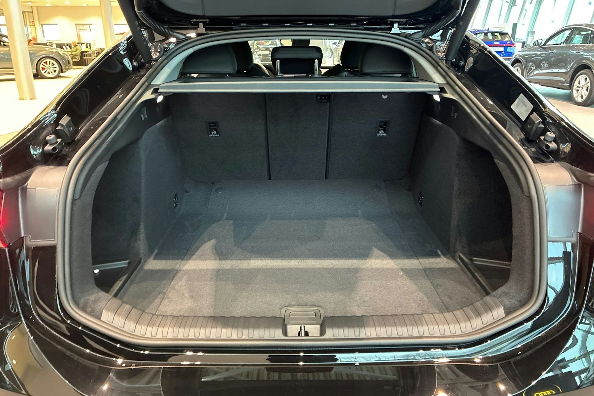 musta Audi A6 e-tron 2026 kuva 12.