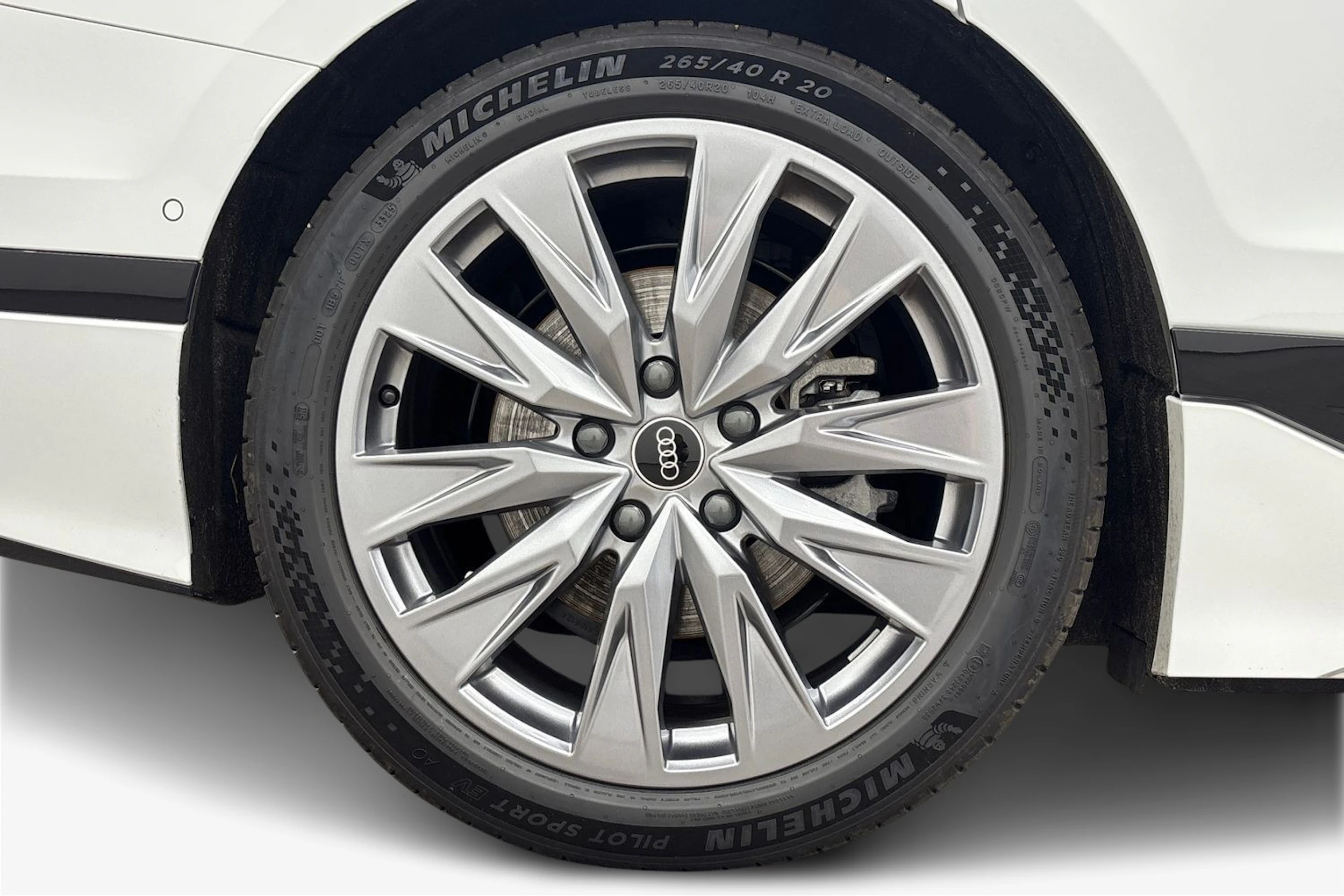 valkoinen Audi A6 e-tron 2025 kuva 9.