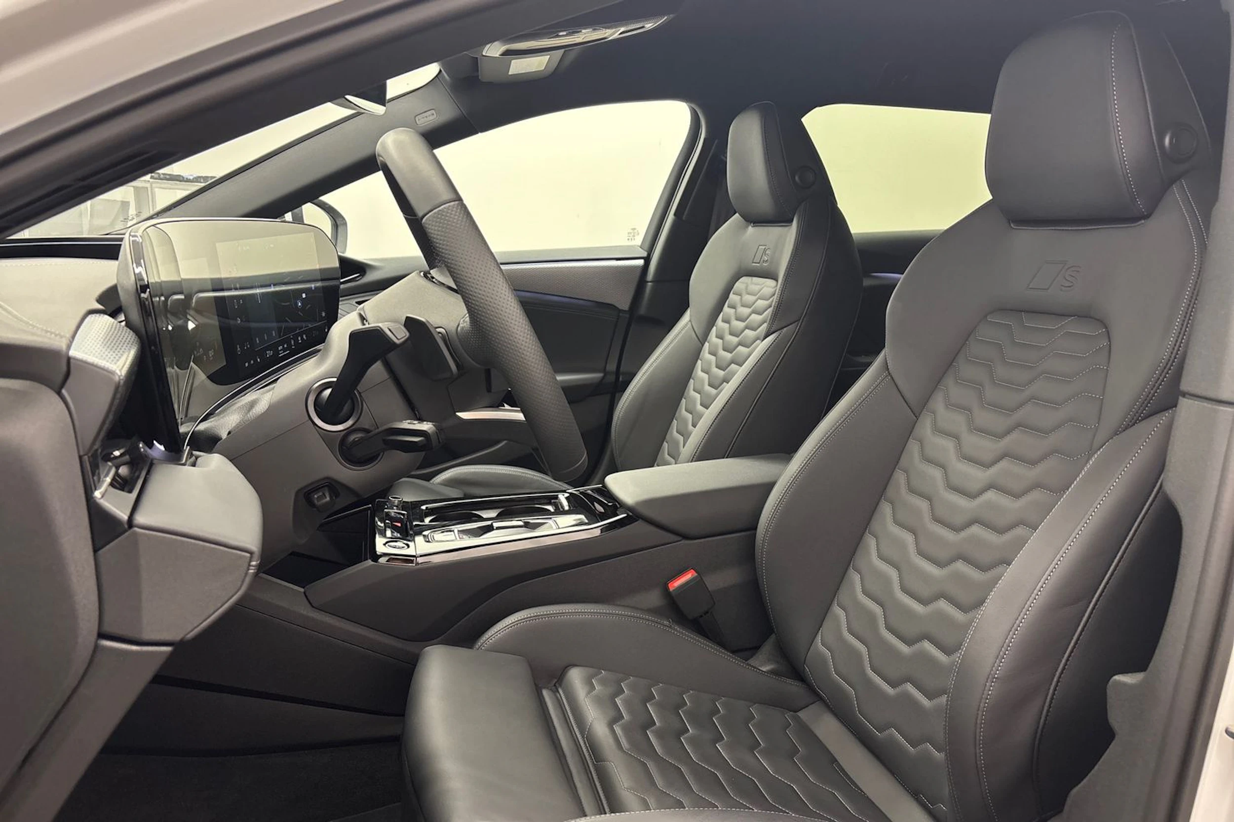 valkoinen Audi A6 e-tron 2025 kuva 11.