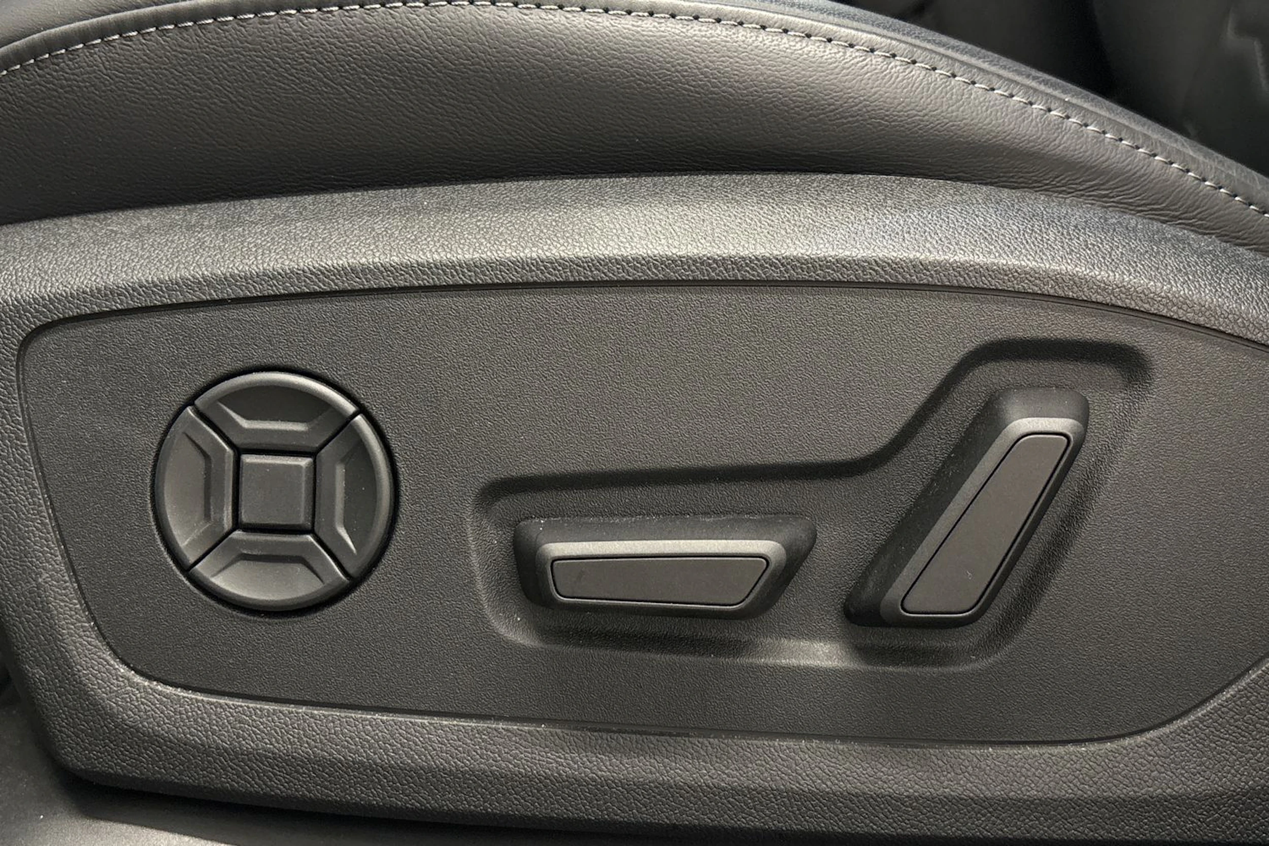 valkoinen Audi A6 e-tron 2025 kuva 12.