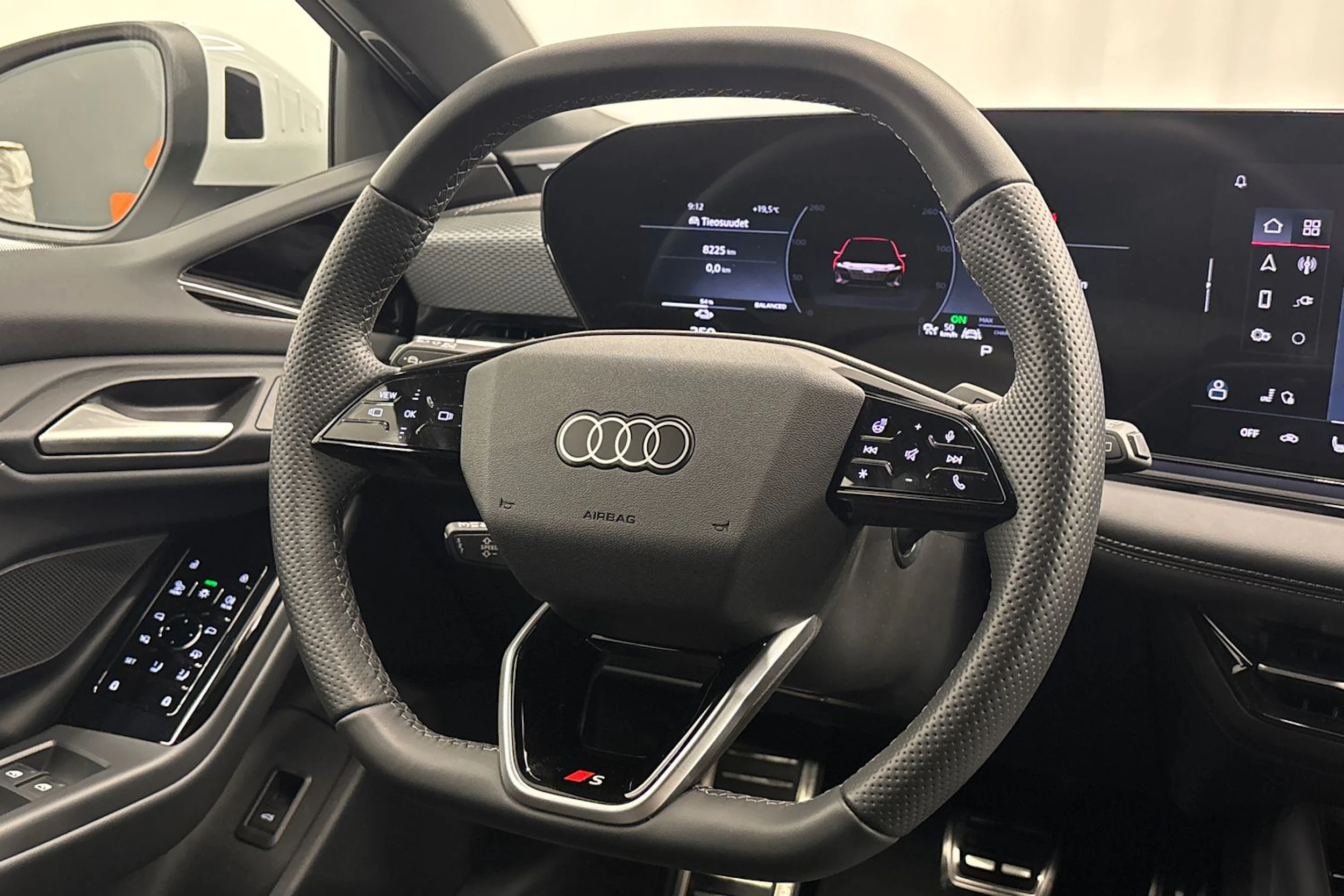 valkoinen Audi A6 e-tron 2025 kuva 14.