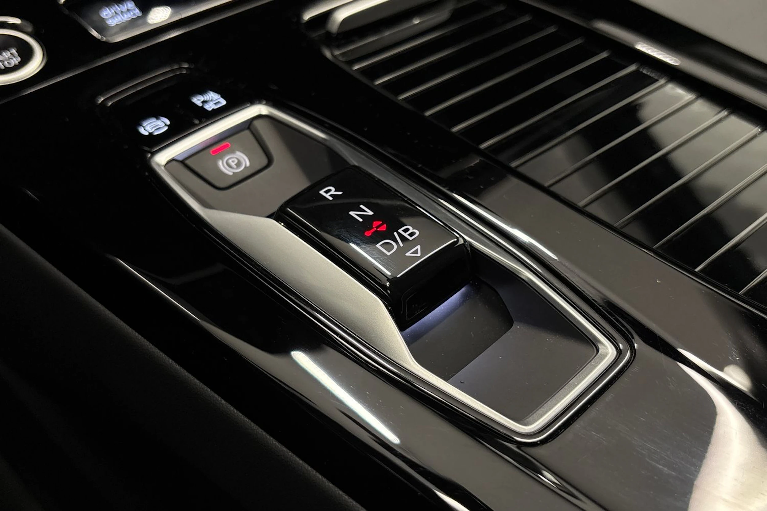 valkoinen Audi A6 e-tron 2025 kuva 28.