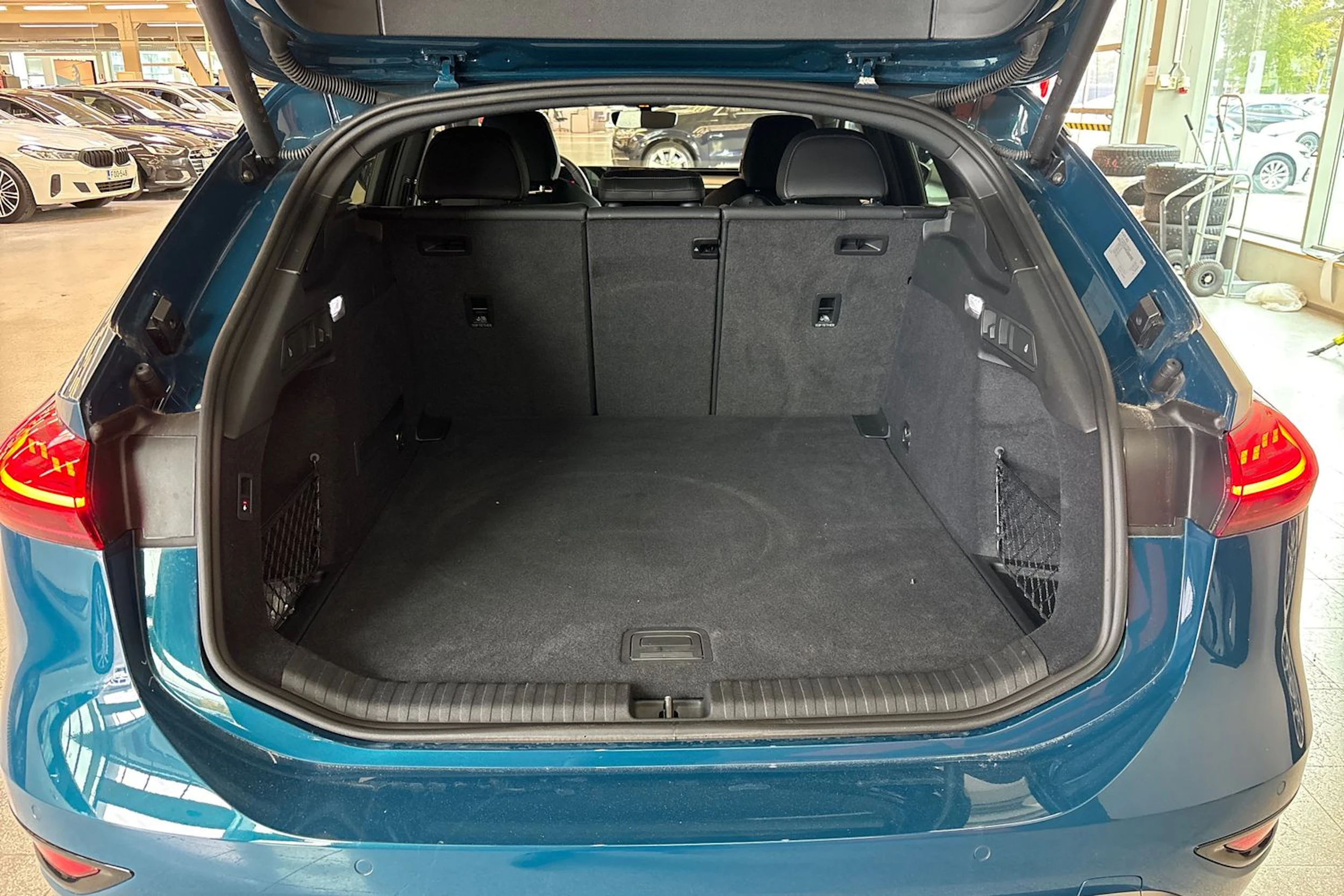 sininen Audi A6 e-tron 2026 kuva 16.