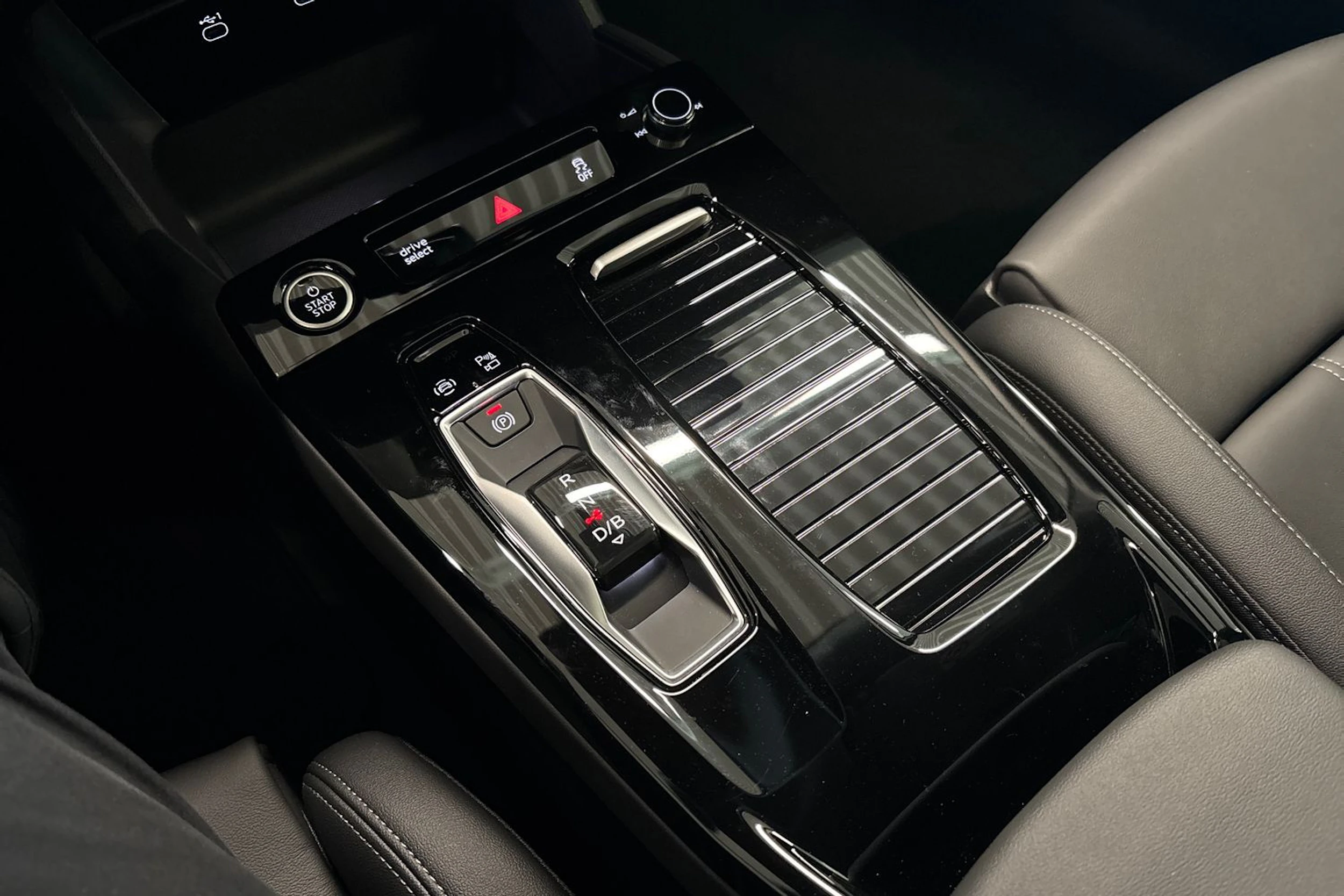 met. musta Audi A6 e-tron 2026 kuva 19.