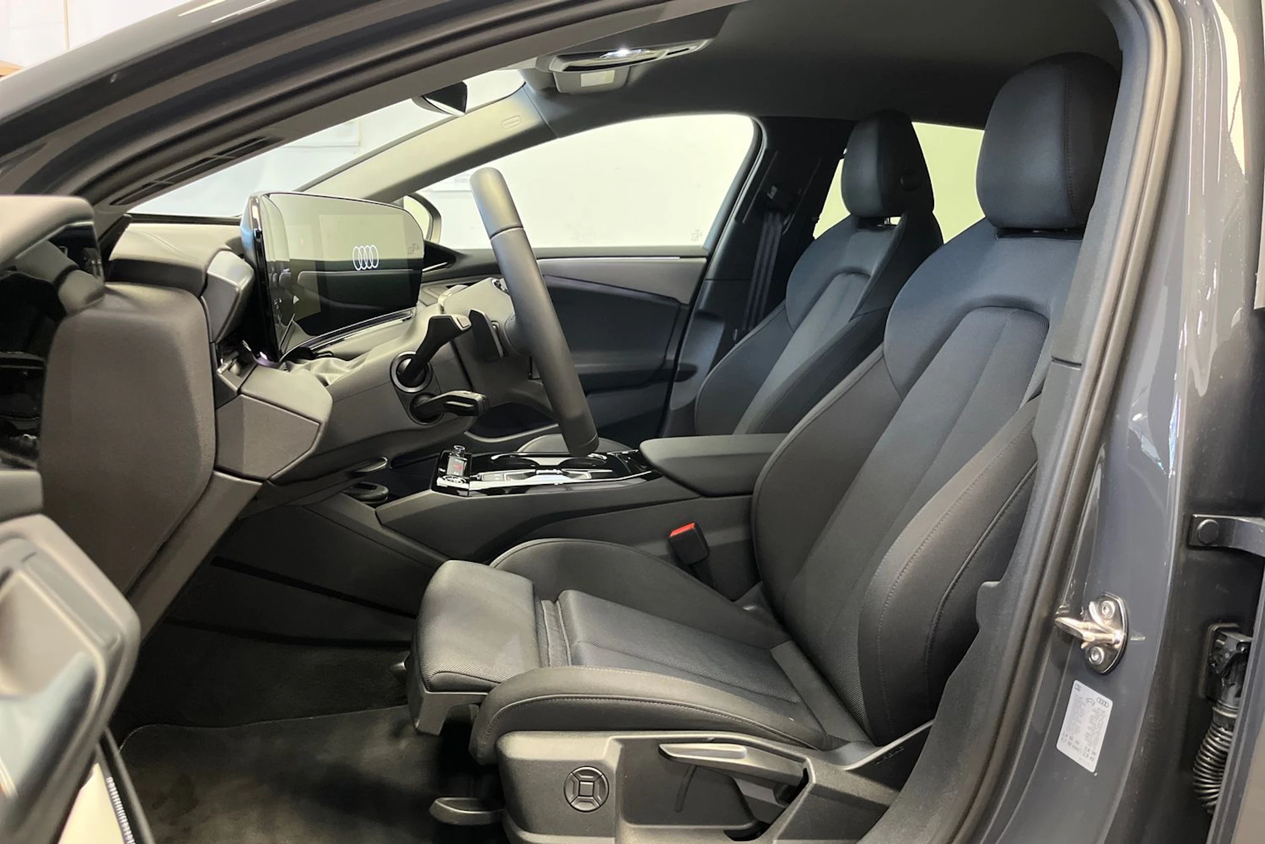 harmaa Audi A6 e-tron 2026 kuva 16.