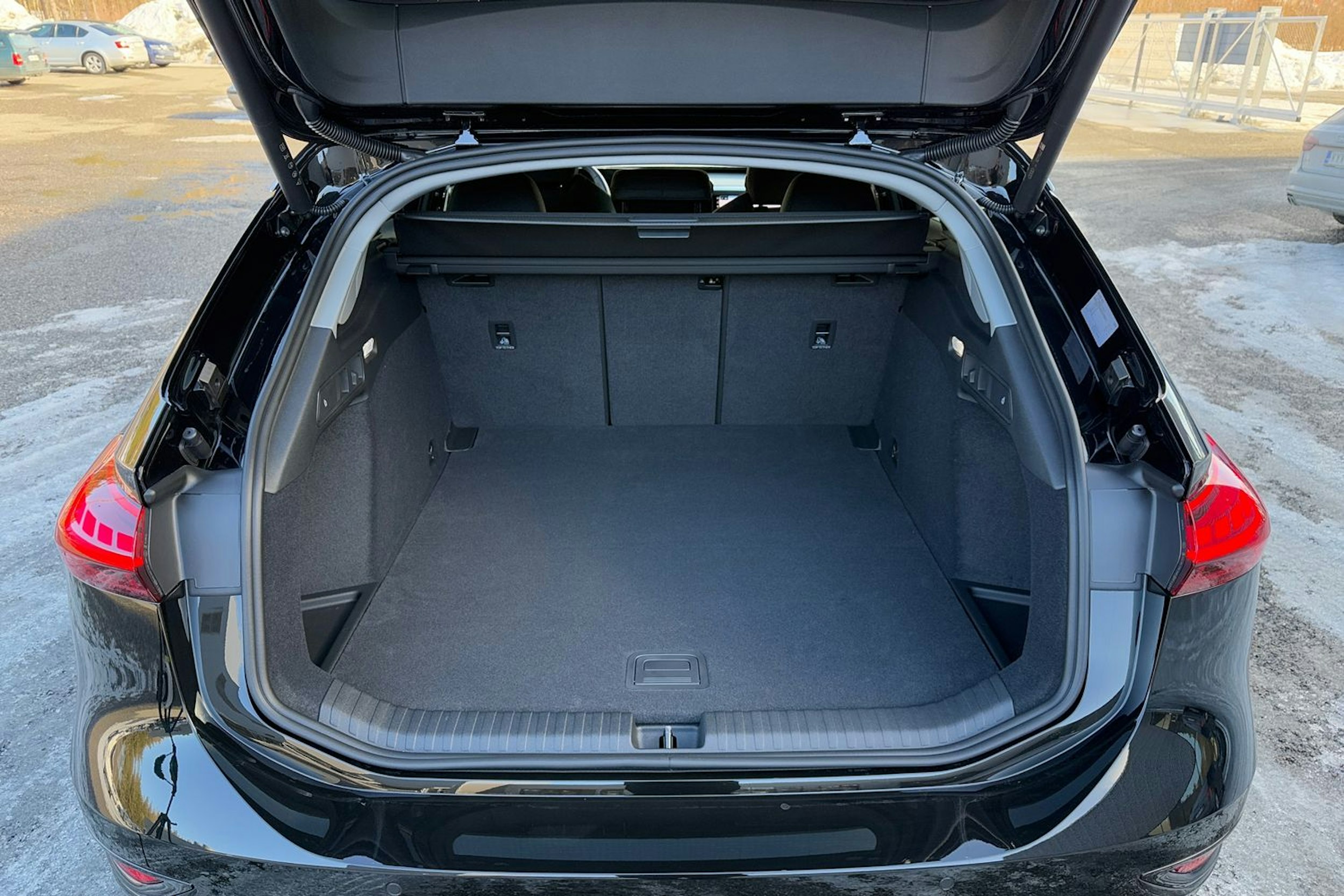 musta Audi A6 e-tron 2026 kuva 21.