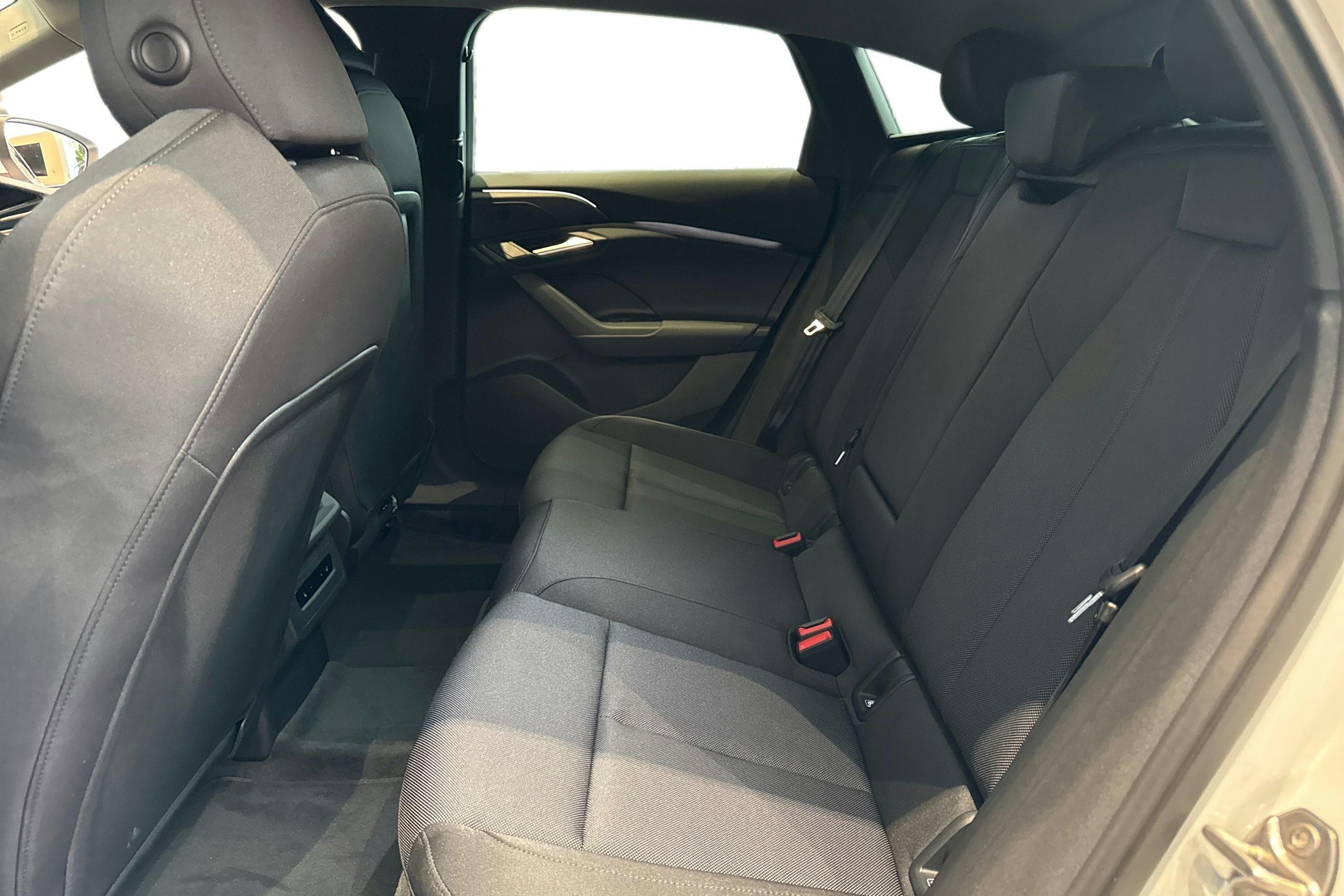 valkoinen Audi A6 e-tron 2026 kuva 8.