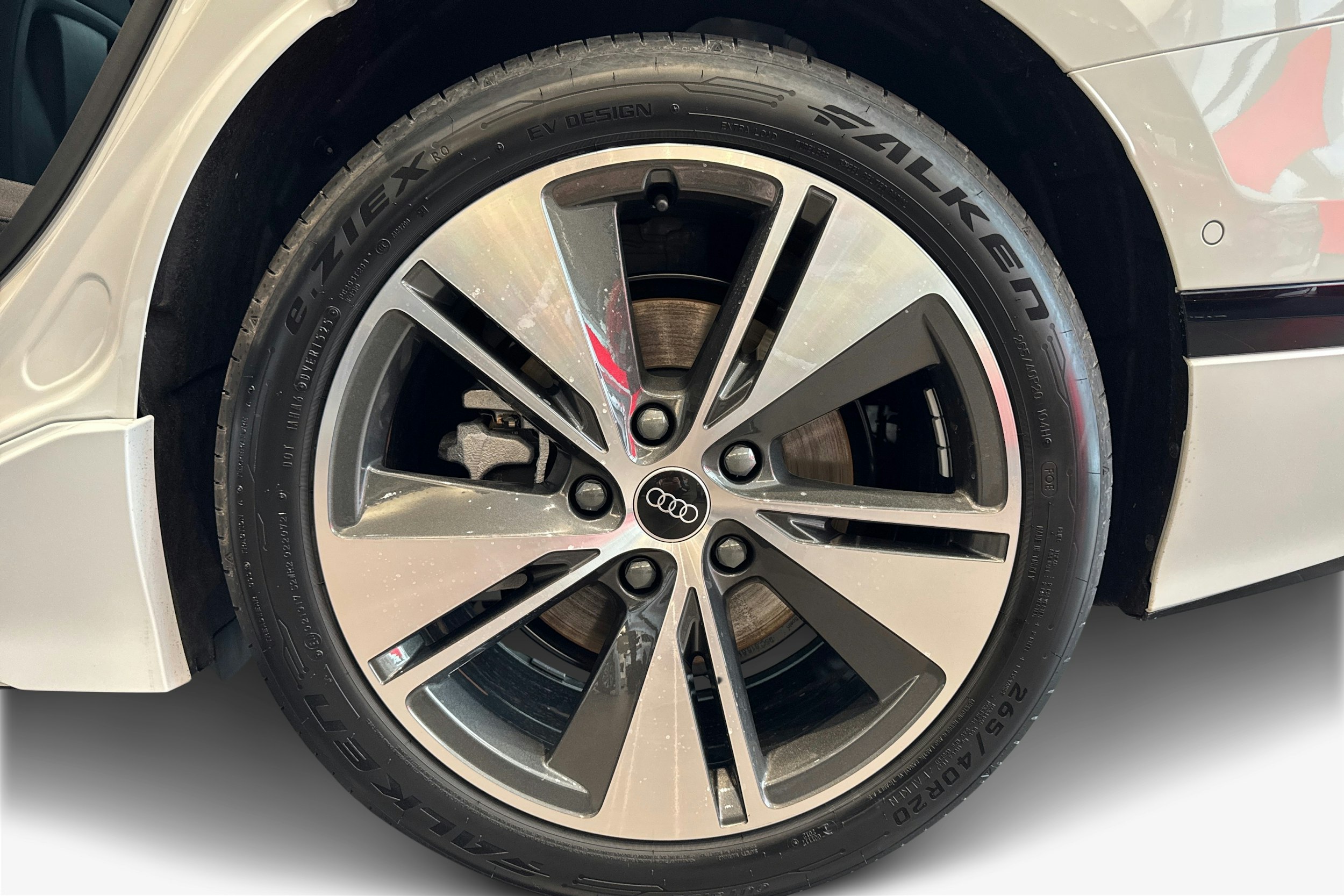 valkoinen Audi A6 e-tron 2026 kuva 9.